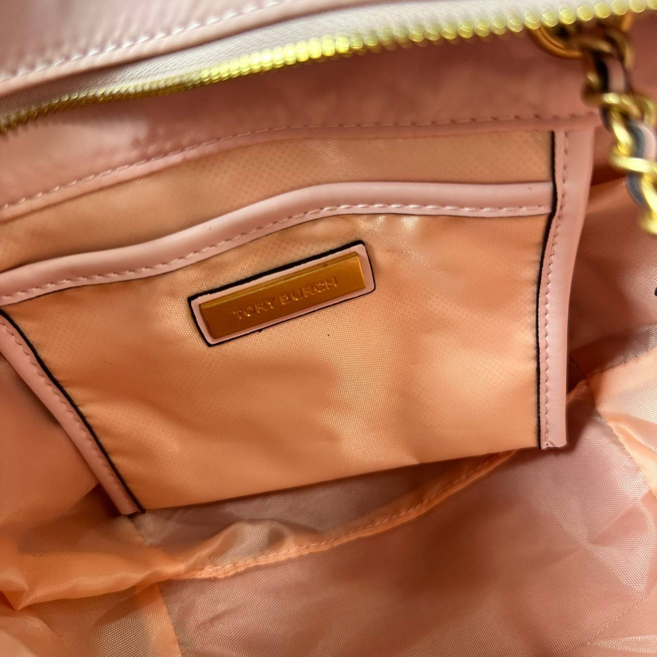 TORY BURCH Ella Chain Crossbody Nylon Bag กระเป๋าคล้องไหล่สายโซ่หรูหราโดดเด่นด้วยโลโก้หนังด้านหน้า สามารถปรับสะพายคอสบอดี้ สะพาลไหล่ได้