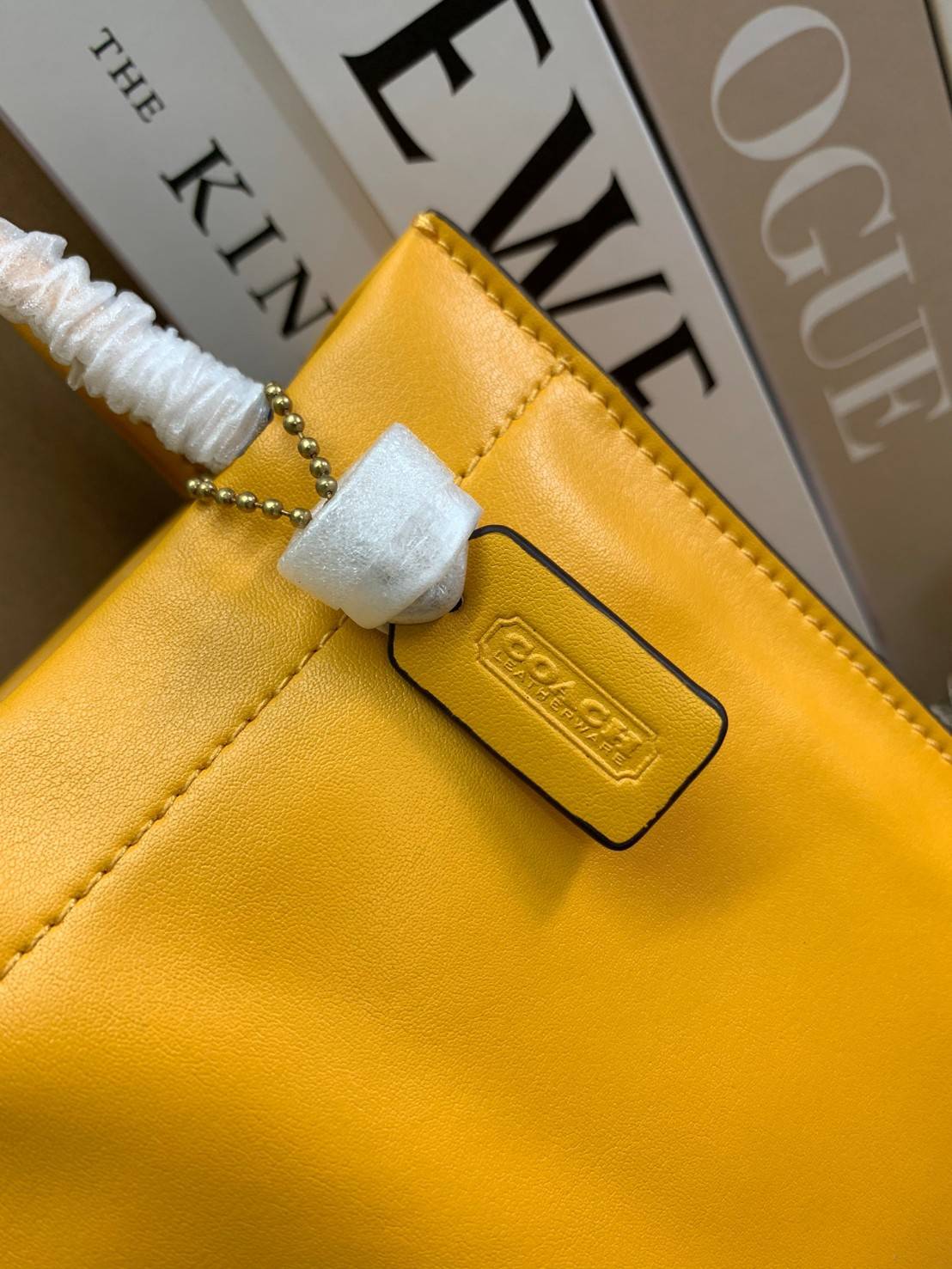 COACH MINI CASHIN TOTE ((C4828)) 💥พร้อมส่งที่ไทยรุ่นใหม่ล่าสุดค่ะ! กระเป๋าขนาดมินิ หนังแท้ หนังนิ่มสวย น่าใช้มากๆค่ะ ปากกระเป๋าแบบแม่เหล็ก ภายในสามารถใส่กระเป๋าเงินใบกลางได้;มือถือแบบตั้งได้ทุกรุ่น;ของจำเป็นจุกจิกสาวๆได้หลายอย่างนะคะ;พร้อมช่องเสีย