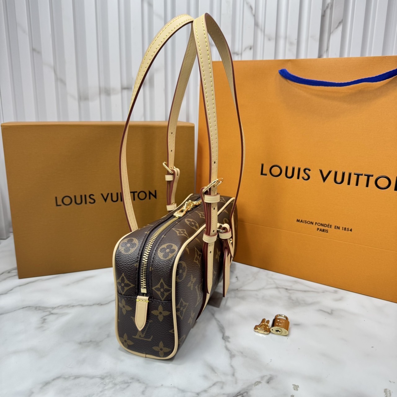 ORI หนังแท้ | LV Hang On bag กระเป๋าสะพายดีไซน์วินเทจ ปรับดีไซน์กระเป๋าถือรุ่น Cité คลาสสิกจากยุค'80s เป็นทรงโบว์ลิ่งร่วมสมัย
