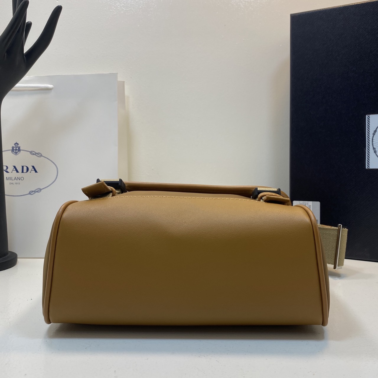 PRADA Re-Nylon and leather shoulder bag / PRADA Messenger Bag กระเป๋าสะพายคอมพลีทครีเอทลุคหล่อเท่ เกรดออริ สลับแท้ 1:1 ใช้งานต่างประเทศได้