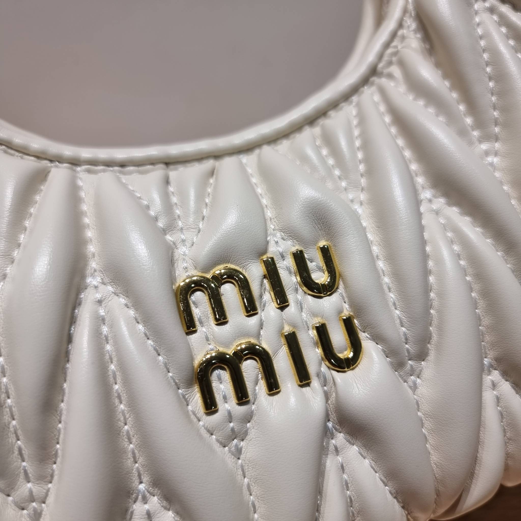 MIU MIU WANDER MATELASSÉ MINI HOBO BAG ไอเท็มสับๆอีกหนึ่ง ที่ต้องมีใช้ได้แล้ว กับกระเป๋าถือ/สะพาย ทรงโฮโบ คิ้วท์สุด ปังสุด ตัวแม่ อินฟลู ดาราเค้าใช้กันเพียบ