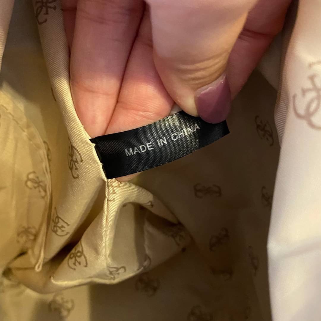 Guess Agata Bucket Handbag กระเป๋ารุ่นใหม่ล่าสุดทรงถังสุดน่ารัก พิมพ์ลายรอบใบ วัสดุ Saffiano PU คุณภาพดี นิ่ม น้ำหนักเบา ด้านหน้าประดับด้วยโลโก้แบรนด์สวยโดดเด่น เปิด-ปิดด้วยเชือกหนังใช้หูรูดปลายเชือกประดับอะไหล่ทองสะดวกใช้ ด้านในโล่งกว้างมีช่องเล็กสำหรับใ