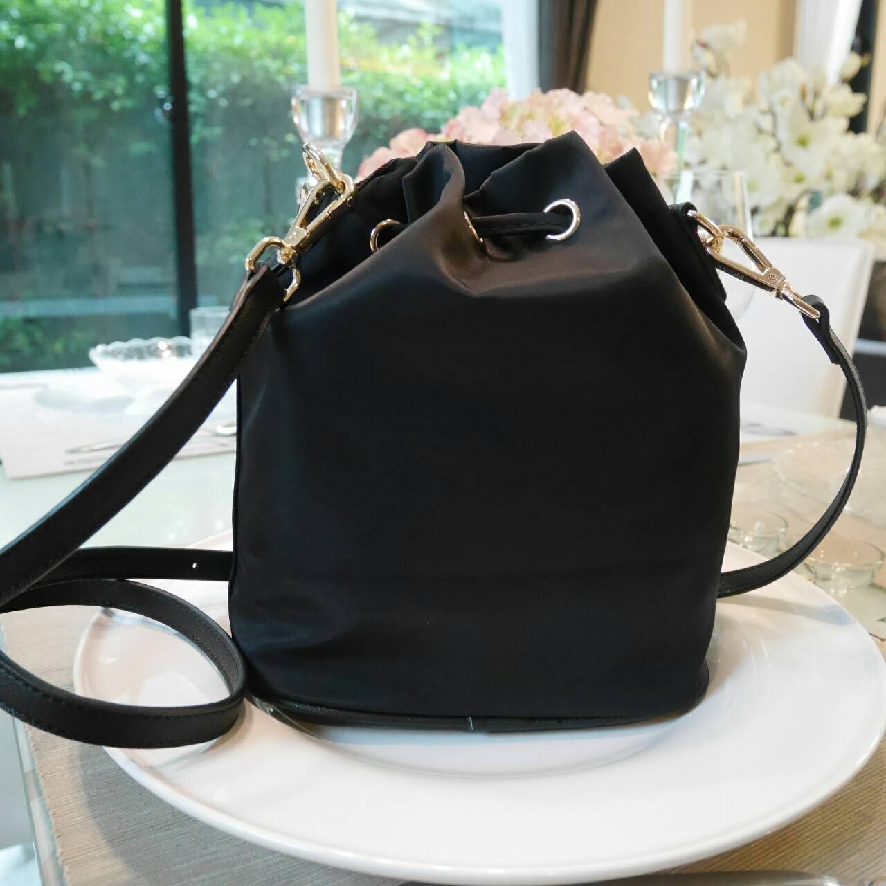 Mini งานมินิน่ารัก🌸🌼 เข้าแล้วคะ งานพรีเมี่ยมกิ้ฟ จากเคาเตอร์ต่างประเทศคะ มาฝาก จากแบรนด์ PRADA *premiumgift ค่า เป็นกระเป๋าผ้า nylon silk *ไซส์มินิ เนื้อหนาซับในอย่างดี จุดเด่นคือ กระเป๋าสามารถ ปรับ ได้ 2 ทรงคือ ผูกเชือกกระเป๋า หรือ ดึงเชื