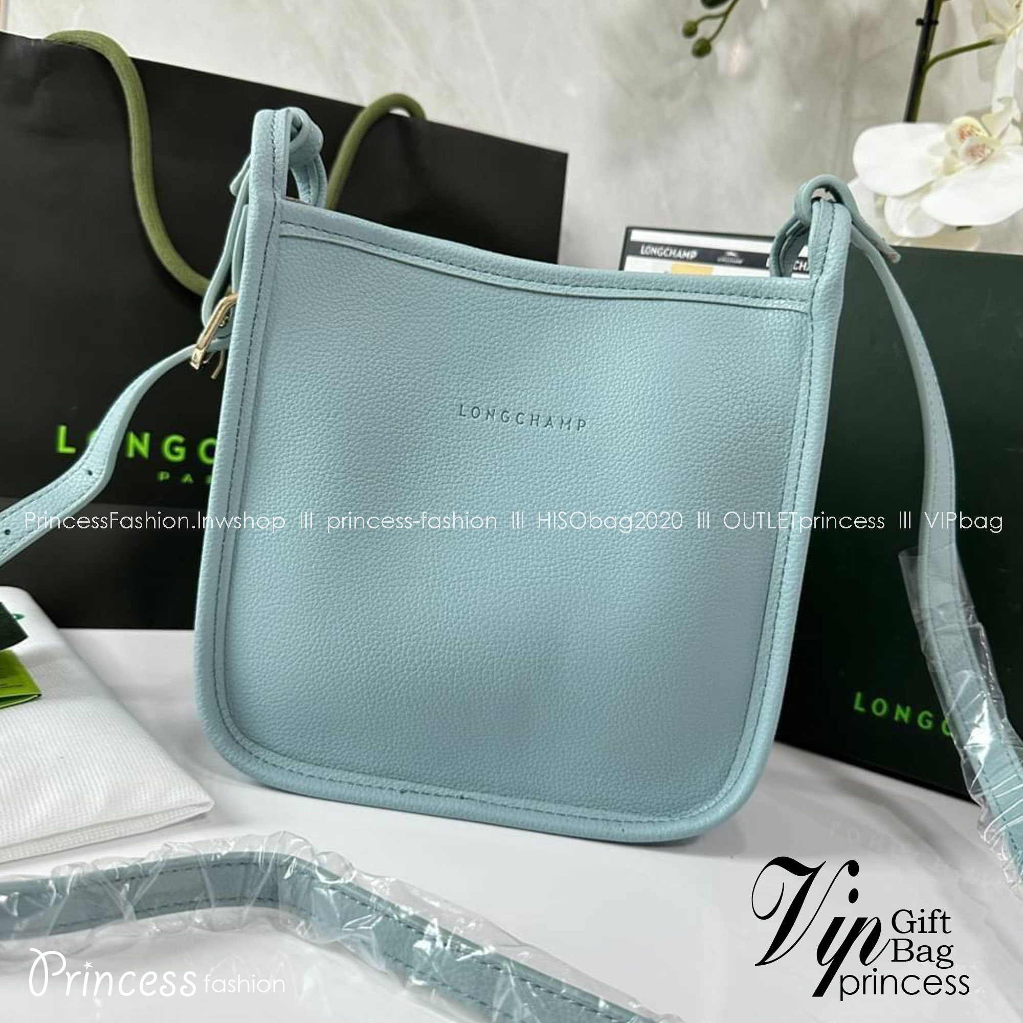 LONGCHAMP LE FOULONNÉ CROSSBODY BAG กระเป๋าสะพายที่เรียบง่ายและดูดี การออกแบบที่คล่องตัวของรุ่นนี้เหมาะอย่างยิ่งสำหรับผู้หญิงที่มีบุคลิกที่ต้องการกระเป๋าสไตล์แบบเรียบง่าย