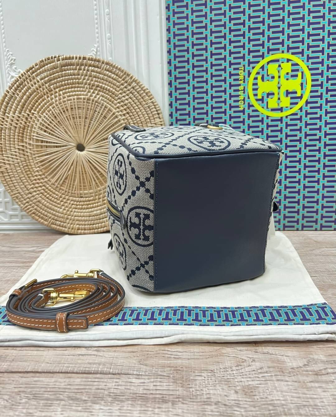 TORY BURCH T MONOGRAM JACQUARD CUBE BAG 🎁พร้อมส่งที่ไทยใหม่ล่าสุด! ปีใหม่นี้เราต้องมีกระเป๋าสวยและเก๋ไว้ใช้กันค่ะ กับกระเป๋าทรง CUBE ดีไซด์ให้ดูเรียลร่วมสมัยมากขึ้น สามารถหยิบจับของได้ง่าย ทรงกระเป๋าแบบกล่อง