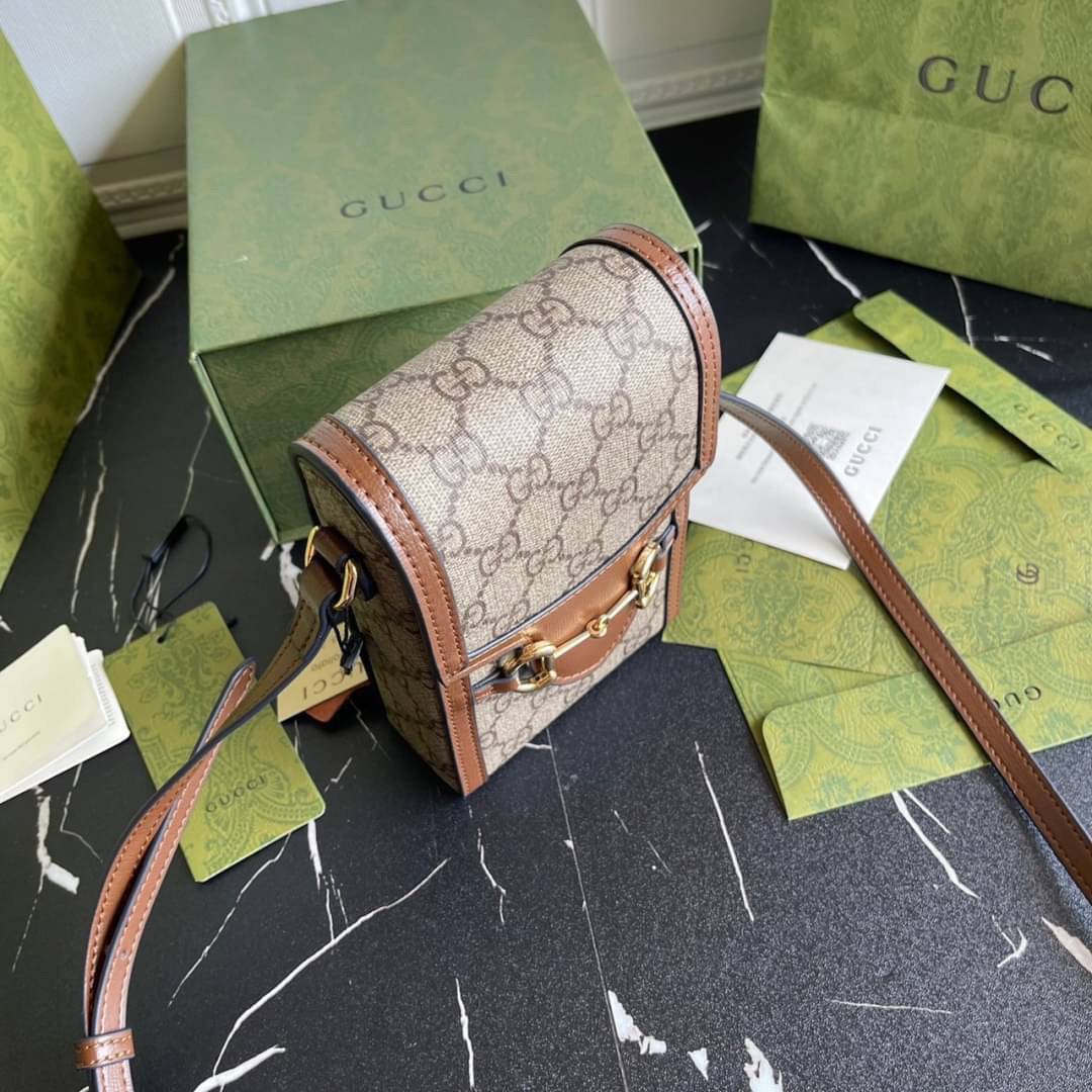 หนังแท้ GUCCI Horsebit phone bag กระเป๋าสะพาย กระเป๋าใส่โทรศัพท์สุดคลาสสิก หนังวัวแท้สีน้ำตาล อะไหล่สวย ดีไซต์สัญลักษณ์วงแหวนตามแบบฉบับ GUCCI มาพร้อมกล่องแบรนด์และสายสะพายยาวที่สามารถปรับระดับได้ พร้อมส่งให้สะพาย สวยๆ กันแล้ววันนี้ ใบนี้ must have..ค่ะ.!!