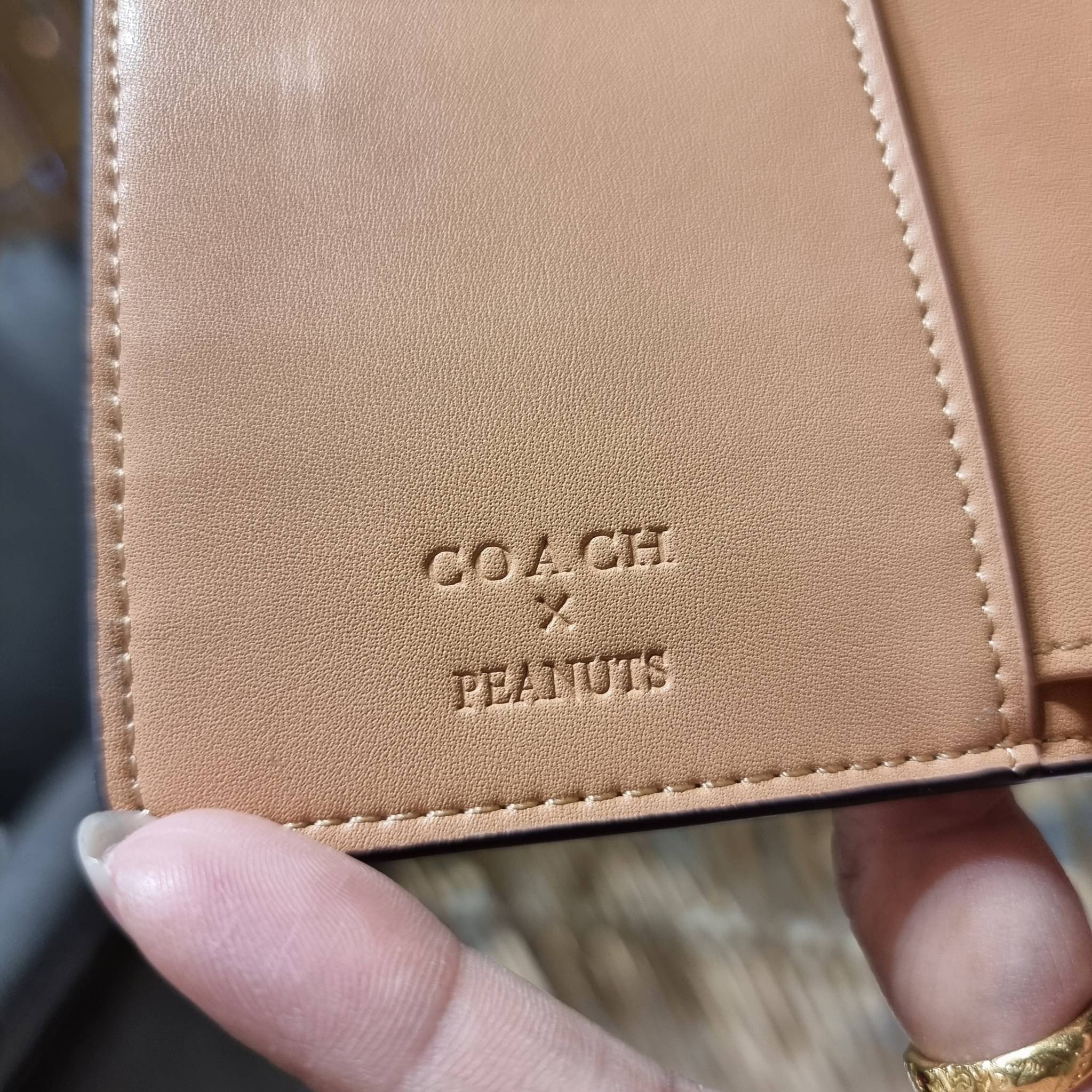 COACH C4899 MEDIUM CORNER ZIP WALLET WITH SNOPPY PRINT น้องใหม่คอลเลคชั่นสุดชิค ดีไซน์ลายพริ้นท์ผองเพื่อนสนูปพี น่ารักน่าใช้ เพิ่มลูกเล่นให้กระเป๋าสตางค์ของคุณไปอีก กับกระเป๋าสตางค์ใบกลาง ขนาดกำลังเหมาะมือ วัสดุหนัง pepble ทนทาน มีช่องใส่บัตรและธนบัตรครบ 