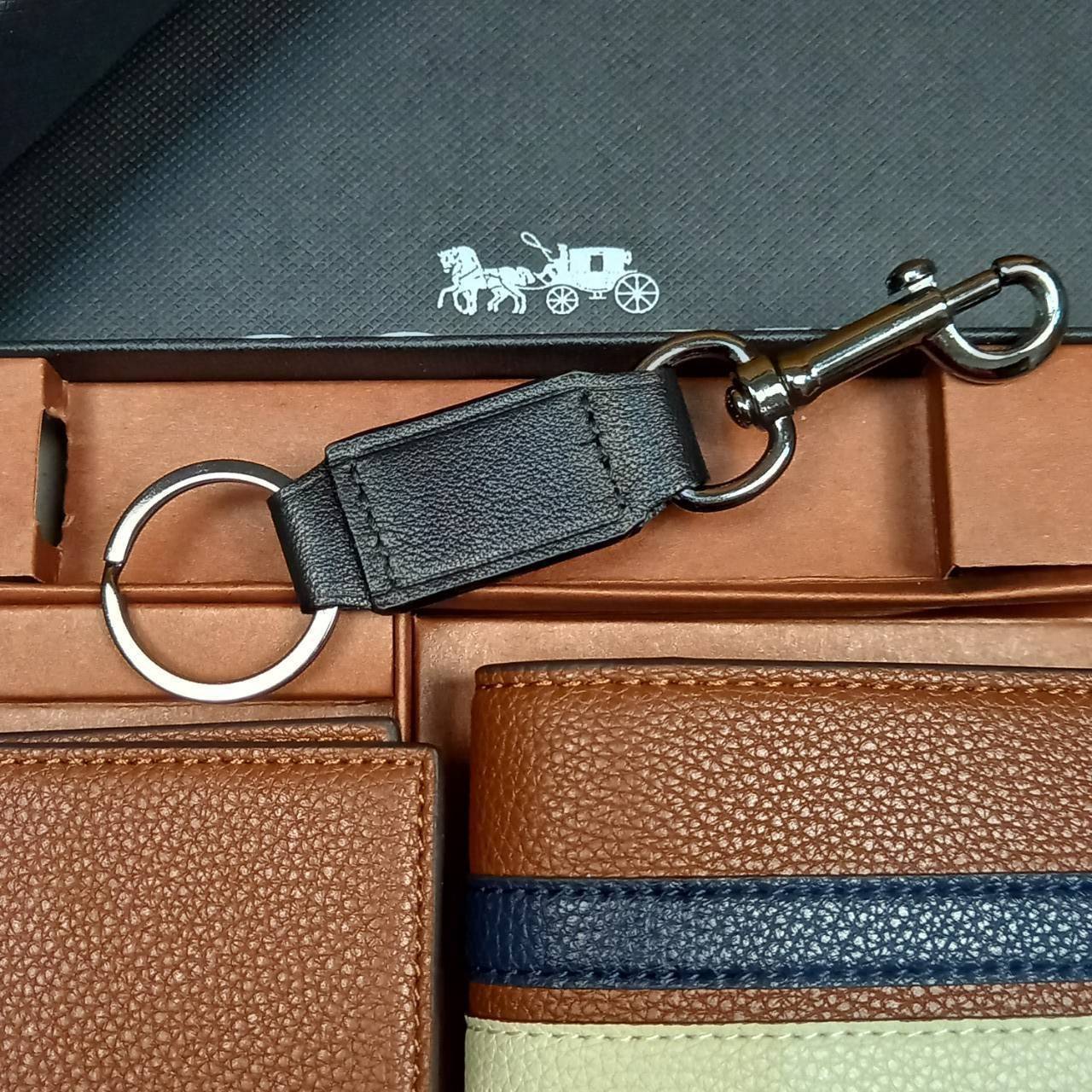 COACH 3-IN-1 WALLET WITH VARSITY STRIPE WITH KEY FOB LIMITED BOX (COACH F24649)🍁กระเป๋าสตางค์ มี ID ใบลูก สำหรับใส่บัตรแยก มีพวงกุญแจ ใช้แล้วดูหล่อสุดๆ🔸️**จะใช้เอง หรือเป็นของขวัญให้คนสำคัญ ก็ตอบโจทย์มากๆ **รับประกันว่า หยิบใช้แบบวางไม่ลงก
