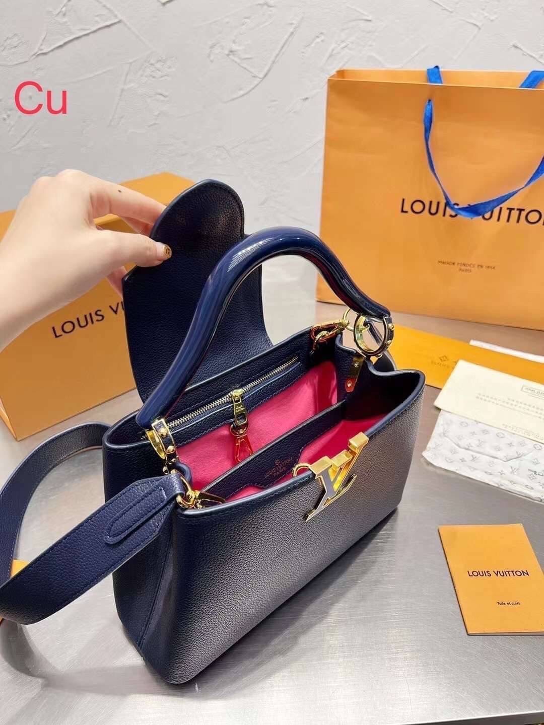 LV CAPUCINES BB top handle ที่สุดของความสวยในราคาเบาๆ กระเป๋าถือสุดหรู ดีไซน์ทรงคลาสสิค ดีงามม้ากกกก!! มาพร้อมหูจับในตัว ด้วยรูปทรงวินเทจ พร้อมส่งครบ box set ในราคาที่คุ้มที่สุด จัดเถอะค่า ยืนยันว่าสวยคุ้ม!!