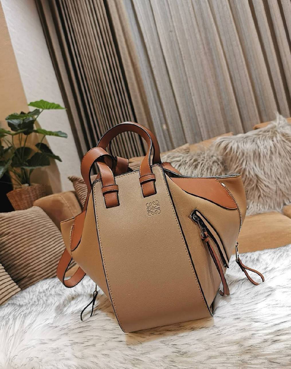 LOEWE Hammock Small leather and canvas LOEWE HANDLE & SHOULDER BAG GIFT WITH PURCHASE (GWP) กระเป๋าถือหรือสะพายหนังแท้พรีเมี่ยมกิ๊ฟ Limited จาก LOEWE PERFUME DUTYFREE รุ่น Rare items สุดๆวัสดุหนังแท้ Calfskin หนังสวยดีไซน์มีเอกลักษณ์ ใบใหญ่กำลังดี น้ำหนัก