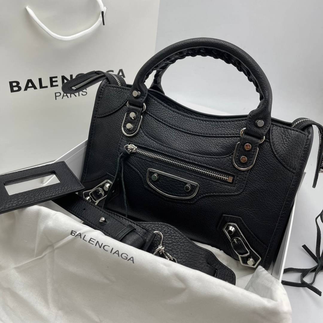 หนังแท้ BALENCIAGA CLASSIC CITY SMALL SHOULDER BAG in black Arena lambskin อะไหล่เงิน / ทอง การสร้างสรรค์ที่มีเอกลักษณ์เฉพาะตัว หรูหรา สีดำคลาสสิก วัสดุหนังแกะแท้ทั้งใบ ภายในโล่งกว้างจุของได้เยอะ เกรดออริจินอล ตอบโจทย์ได้ทุกลุค ทุกไลฟ์สไตล์ คูลๆ เท่ๆ ภาพส