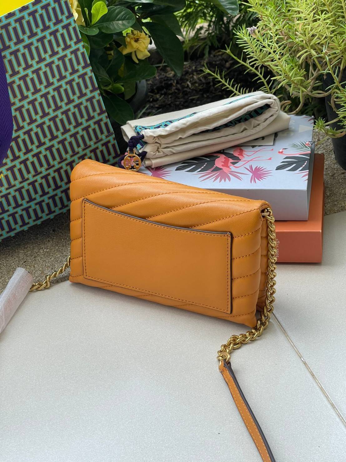 ของแท้ 💯% 】Tory Burch Kira Chevron Chain Wallet Bag เน้นความเรียบหรูดูแพง ต้องยกให้รุ่นนี้ ซึ่งมีขนาดกะทัดรัด ให้ลุคสาวมั่น Active ดูทะมัดทะแมง เหมาะสะพายในวันลำลอง และด้วยความที่เป็นแบรนด์ของทอรี่