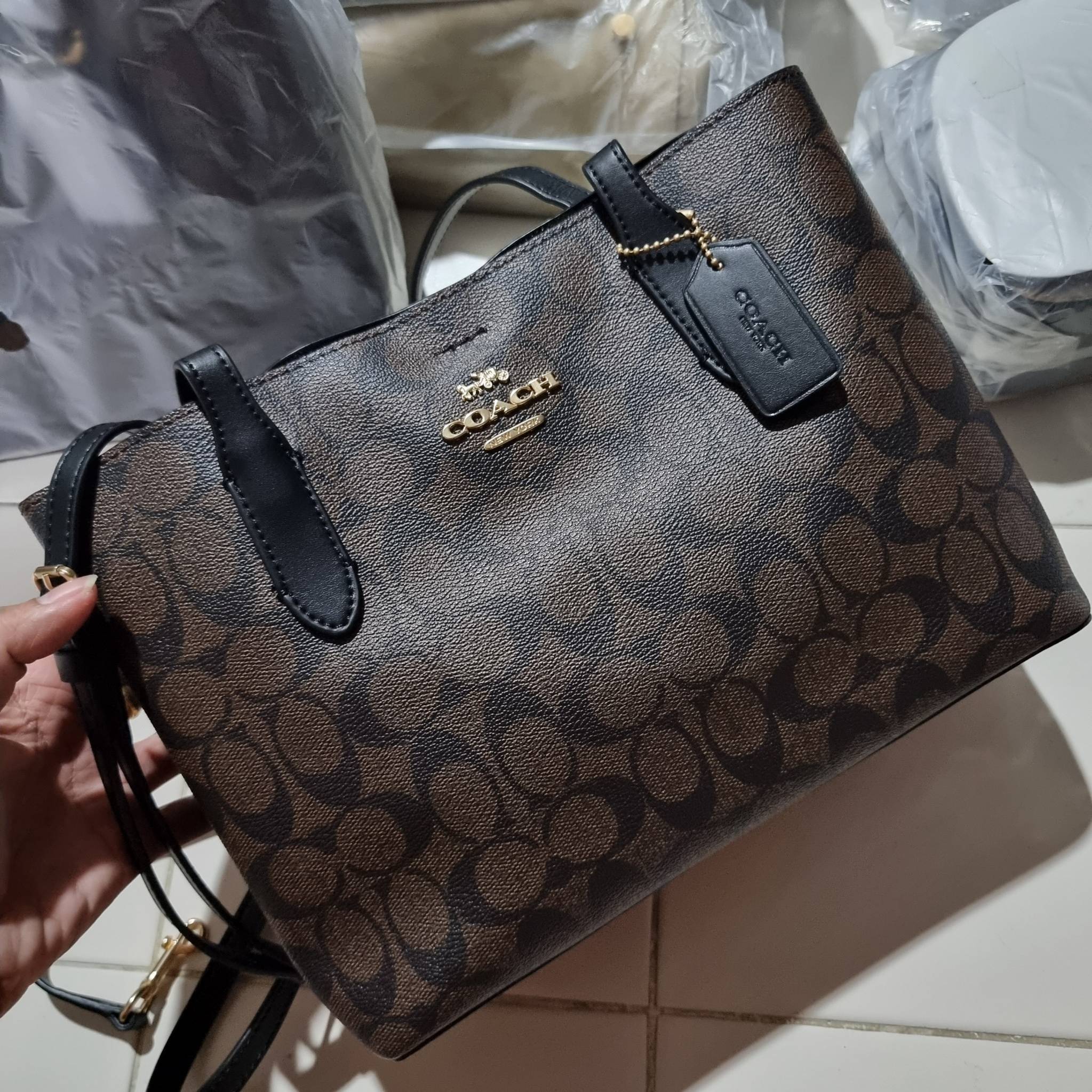 OUTLET 】COACH 73293 MINI AVENUE CARRYALL IN SIGNATURE CANVAS กระเป๋าสะพายรุ่นคลาสสิค คัมแบคแล้วจ้าแม่!! ไซส์กำลังสวย วัสดุหนังแคนวาสคุณภาพดี ด้านข้างเก็บทรงได้ เปิด-ปิดด้วยกระดุมแม่เหล็ก ใช้งานง่าย มีช่องซิป ใบนี้เห็นเล็กๆ แต่จุได้เยอะพอสมควรเลยน้า ɣ