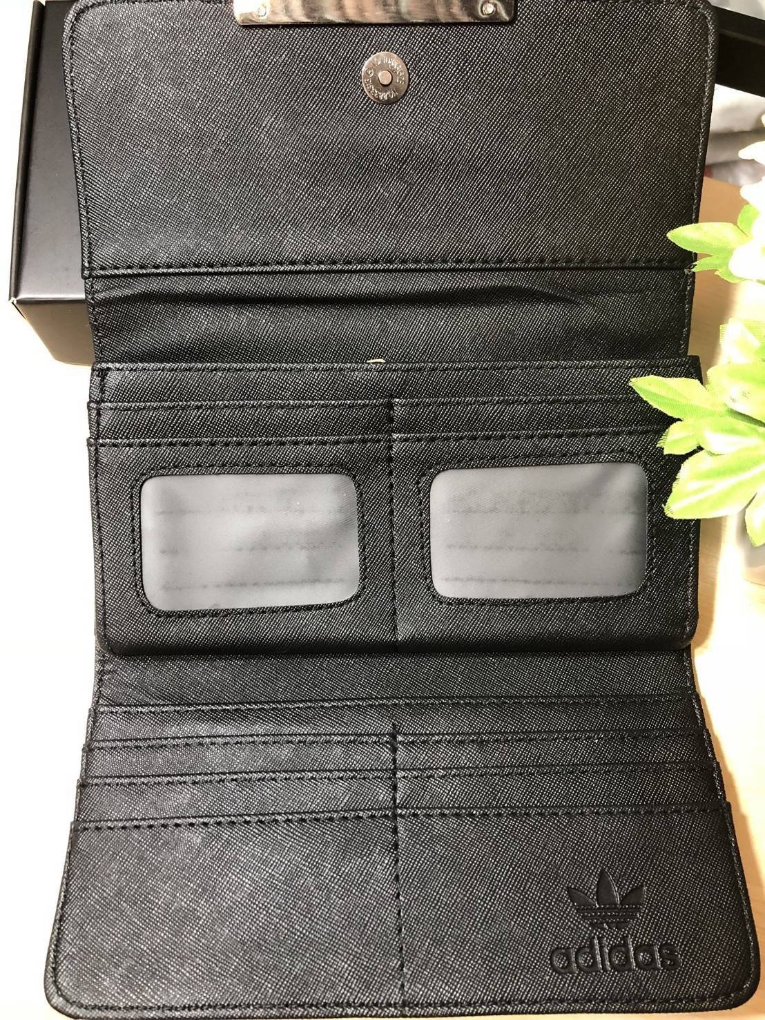 ADIDAS 3D WALLET Y2018 กระเป๋าสตางค์คอลเลคชั่นใหม่ดีไซน์สุดฮิต สไตล์ ISSEY MIYAKE ด้านหน้ามีโลโก้แบรนด์ เปิดปิดด้วยฝาปิด ภายในมีช่องใส่รูป ช่องใส่ธนบัตร, บัตร และช่องซิปใส่เหรียญ Don't miss!