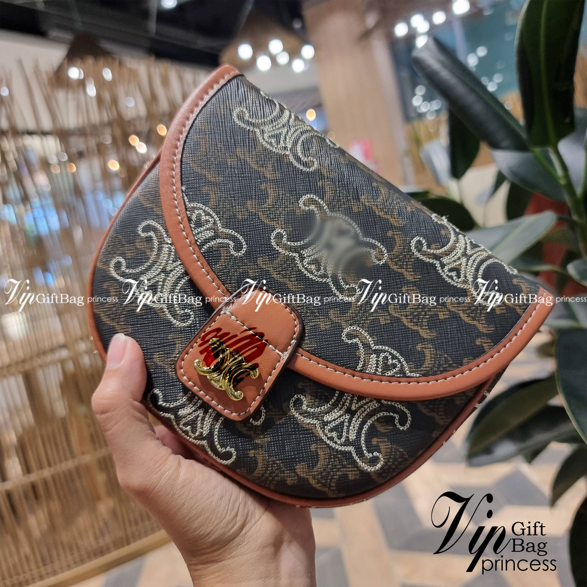 VIP 🥂 CELINE MINI BESACE IN TRIOMPHE CANVAS WITH TRIOMPHE HEART EMBROIDERY ใหม่พร้อมเสิร์ฟแบบไม่ต้องรอใคร!! กับกระเป๋าสะพายข้าง ที่เห็นแล้วต้องรัก ด้วยรูปทรงที่คลาสสิคแฝงความหรู ขนาดกำลังน่าใช้ โลโก้ลายปัก ดีเทลเดินด้ายรูปหัวใจ คละรอบใบ วัสดุหนังแ