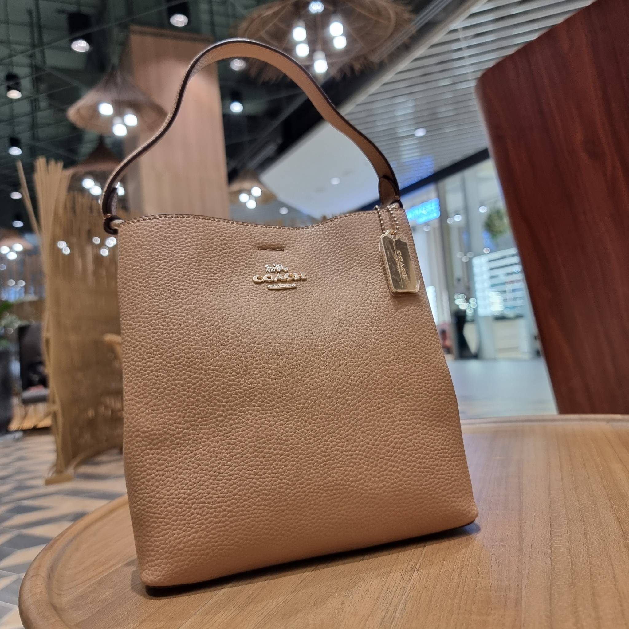 COACH 1011 SMALL TOWN BUCKET BAG รุ่นยอดนิยมใบเล็ก กระเป๋าทรงบัคเก็ต สีคลาสสิคเรียบหรู ตัดกับโลโก้สีทองดูโดดเด่น วัสดุหนัง pepble สวยคมทุกมุมจริงๆ!! เปิด-ปิดด้วยกระดุมแม่เหล็กทั้ง 2 ฝั่ง ภายในเป็นช่องโล่ง มาพร้อมสายสะพายปรับได้ตามตัว ขนาดใบนี้กำลังสวย สะพ