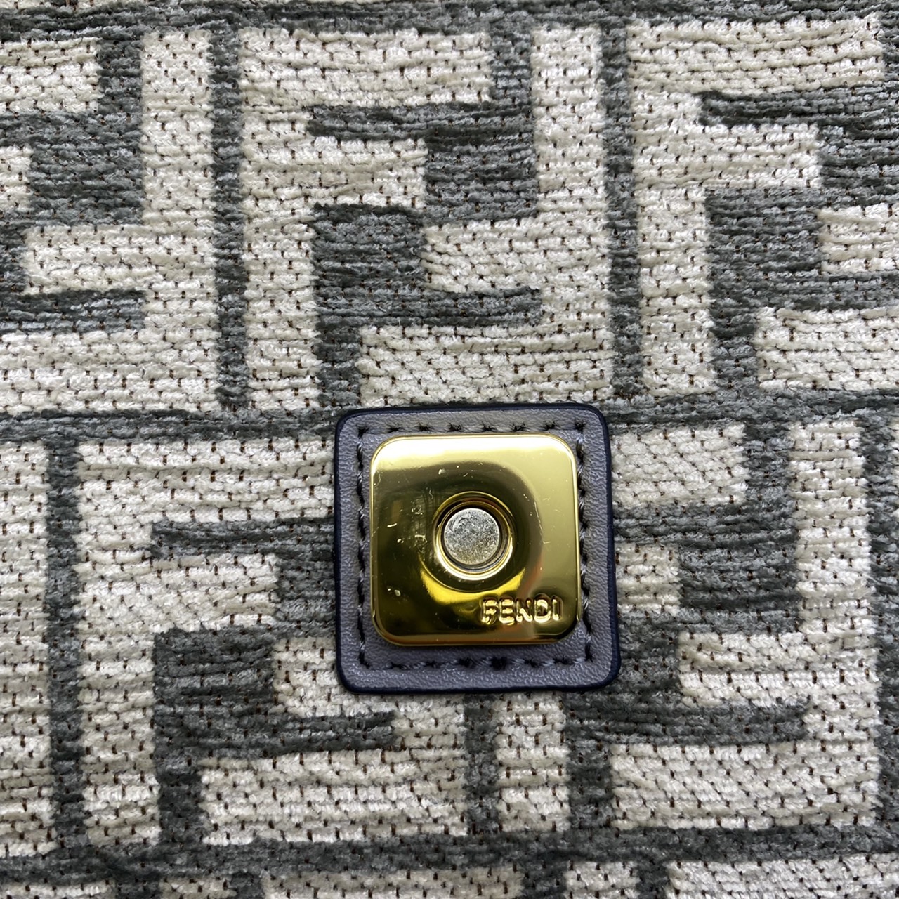 Fendi Baguette FF Tapestry Fabric Bag เกรดออริจินอล กระเป๋าทรง Baguette ขนาดกลาง วัสดุผ้าเซนิล พร้อมลวดลาย FF สีเทาเข้ม ปิดท้ายด้วยรายละเอียดหนังแบบทูโทนและประดับด้วยตัวล็อค FF โดดเด่นด้วยฝาปิดด้านหน้าตัวล็อคแม่เหล็กช่องด้านในบุด้วยผ้าหนังกลับพร้อมกระเป๋า