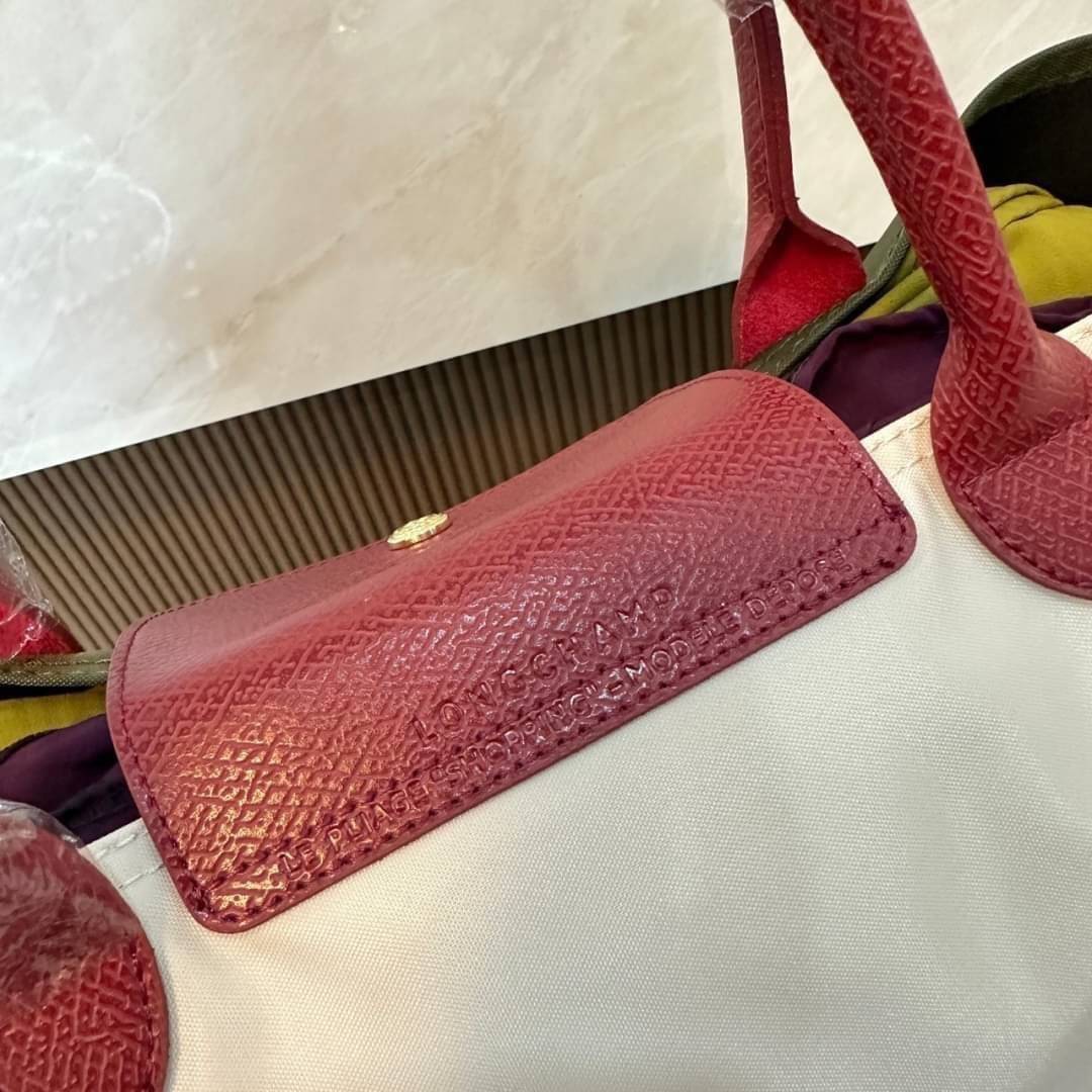 LONGCHAMP LE PLIAGE RE-PLAY TOP HANDLE BAG สินค้ารุ่นลิมิเต็ด collection สุดปัง ซื้อใบเดียวเหมือนได้2 ใบ กระเป๋าสะพายแนวตั้งที่กว้างขวาง มีเอกลักษณ์เฉพาะตัวแต่มีดีไซน์ที่น่าดึงดูด