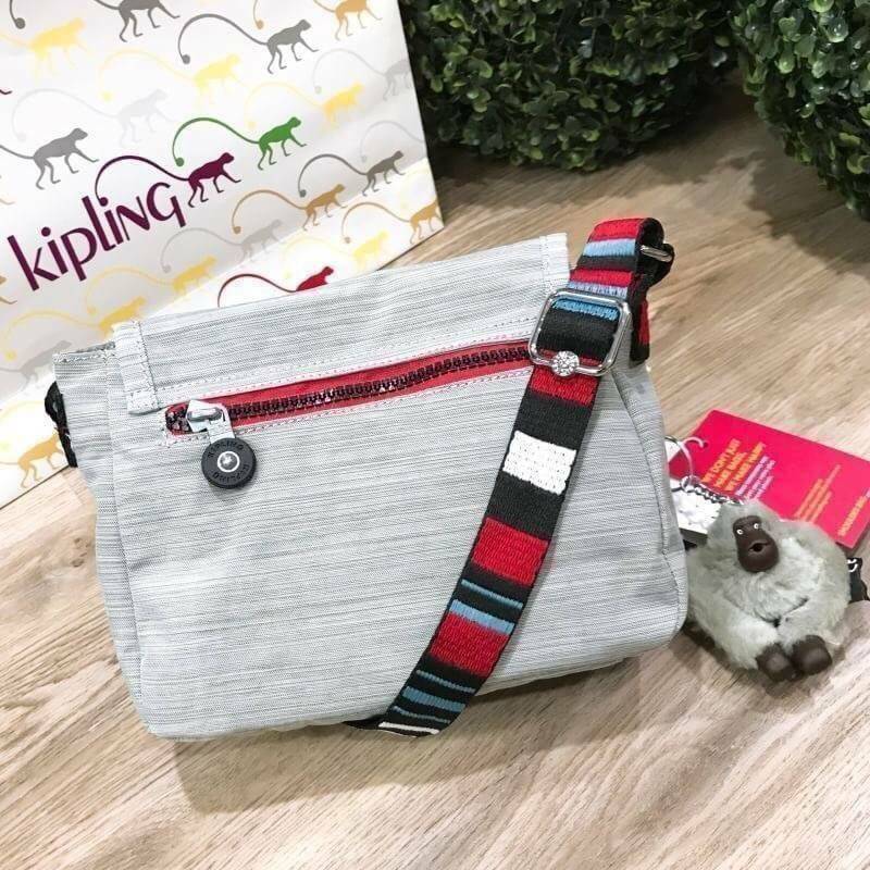 KIPLING SABIAN CROSSBODY BAG กระเป๋าสะพายรุ่นชนช็อปวัสดุ Nylon&Polyester 100% ขนาดกำลังน่ารัก เปิดปิดด้วยฝาปิดกระดุมแม่เหล็กและซิปแบรนด์ ด้านหน้ามี1ช่องซิป พร้อมพวงกุญเเจลิงน้อย ภายในมีโลโก้ ช่องซิปและสายคล้องพวงกุญแจ มีสายสะพายยาวหลากสีเลื่อนปรับระดับได้
