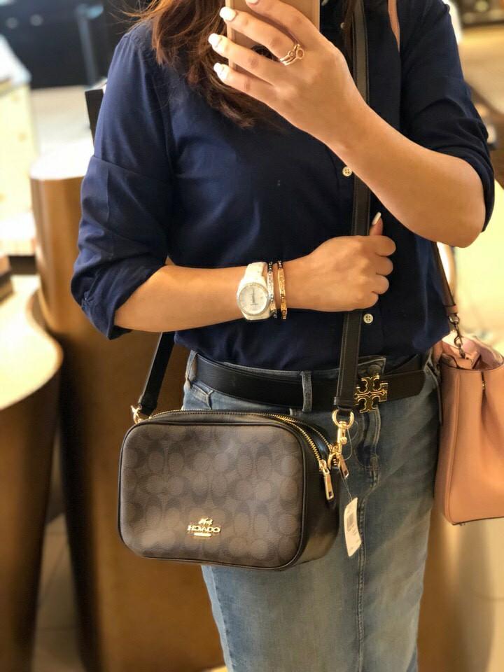 ใครรออยู่จัดเลยค่ะ มากี่รอบไม่พอจริงๆค่ะ😁 COACH JES CROSSBODY IN SIGNATURE BAG กระเป๋าสะพายข้าง//ครอสบอดี้ร์ วัสดุหนังแท้ หนังนิ่มทรงสวย 🔺อะไหล่ป้ายห้อยโลหะแบรนด์นะคะ กระเป๋าแบ่ง2ซิป แต่ละช่องกว้าง สามารถใส่กระเป๋าเงินใบยาวได้; ของจำเป็นได
