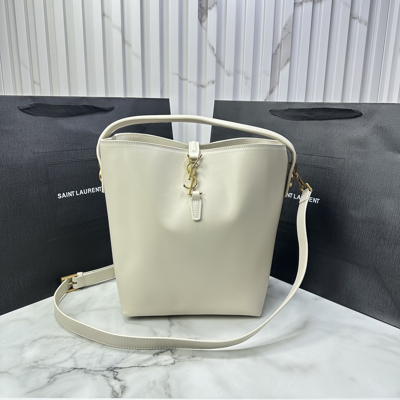 Medium 8" YSL Le 37 in shiny leather Hobo Bag / YSL Bucket Bag / YSL Tote Bag กระเป๋าสะพายทรงโฮโบโท้ท งานหนังสวยเต็มใบ อะไหล่ทองสวยคลาสสิก ราคาแสนดีแนะนำของมันต้องมีจริงๆ