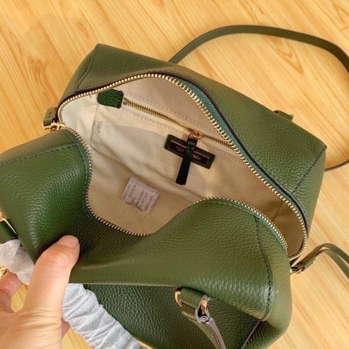 TORY BURCH KIRA PEBBLED SATCHEL BAG รุ่น 74650 กระเป๋าสะพาย Crossbody หนัง togo อะไหล่ทอง ทรงสวยสุดฮิต เป็นรูปทรงใหม่ มาแรงที่สุดในตอนนี้!! สัมผัสนุ่มมือ ตั้งอยู่ทรง ออกแบบเก๋ไก๋ สามารถปรับใช้ได้ 2 แบบ ไม่เหมือนใคร เปิดปิดด้วยซิป ภายในบุผ้าอย่างดี ช่องหลั