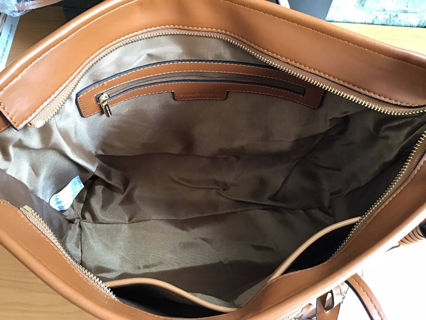 Charles & Keith Black Textured Tote Bag ฮอตฮิตตลอดกาลสำหรับรุ่นนี้ รุ่นยอดนิยม!! มากี่รอบกี่รอบก็ขายดี ใครไม่มีรุ่นนี้ติดตู้ไว้ถือว่าเชยมาก(!!) กระเป๋าสะพายทรง Shopping bag ใบใหญ่จุของได้ใจ น้ำหนักเบา โดดเด่นด้วย Textured วัสดุสานรอบใบ ตัดขอบหนัง สวยอยู่ท