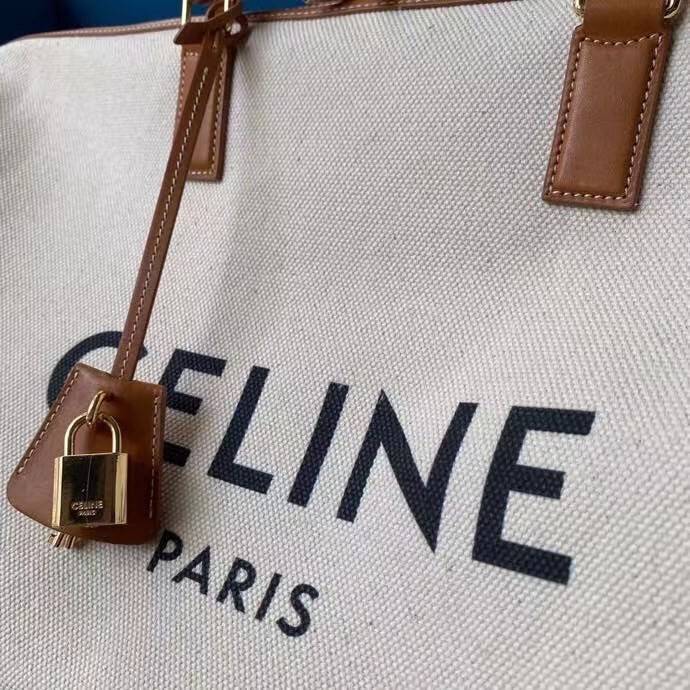 VIP GIFT หนังแท้ CELINE KEEPALL LARGE VOYAGE BAG IN TEXTILE WITH CELINE PRINT AND CALFSKIN BAG ใบใหญ่จุสัมภาระได้เยอะสุดๆ สวยหรูสุดคลาสสิค ดีไซน์ไม่มีเอ้าท์ เปิดปิดด้วยซิปแบรนด์ พร้อมห้อยแม่กุญแจอะไหล่แบรนด์สีทอง ภายในโล่งกว้างและจุมากใช้เป็นกระเป๋าเดินทา