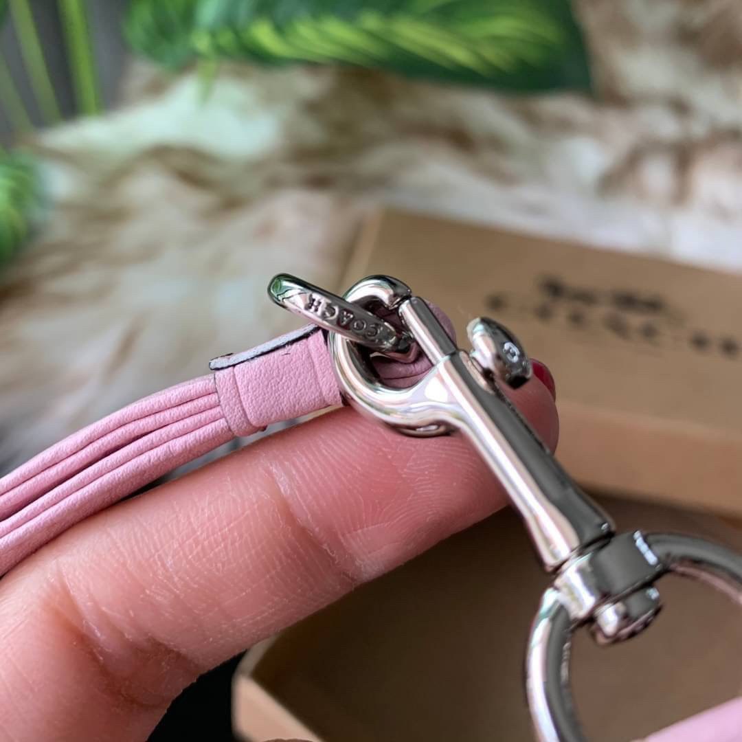 COACH F63274 ID LANYARD IN SIGNATURE COATED CANVAS กระเป๋าใส่บัตรคล้องคอ ลาย C ทั้งใบ ด้านหน้าตกแต่งชื่อแบรนด์ สวยมากกก ใส่บัตรพนักงาน และบัตรต่างๆ มาพร้อมสายคล้องคอ สายถอดออกได้ ตัวกระเป๋ามี 3 ช่องค่ะ