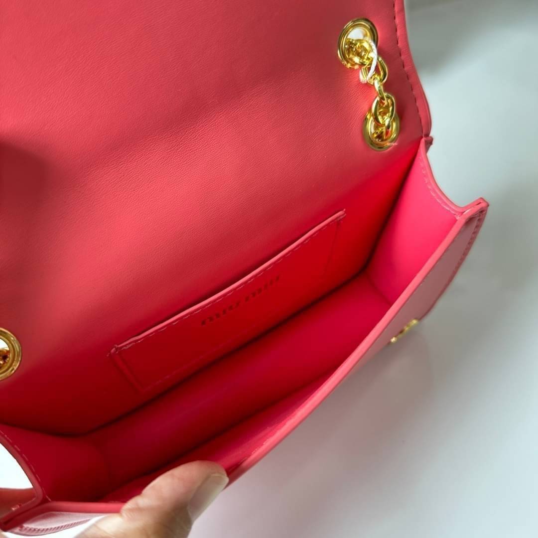 Miu Miu Matelassé Nappa Leather Mini Bag / Miu Miu Woman’S Bag Chain Mini bag กระเป๋ามินิรูปทรงสี่เหลี่ยมวัสดุหนังNappa มีความนุ่มมือและเงางาม