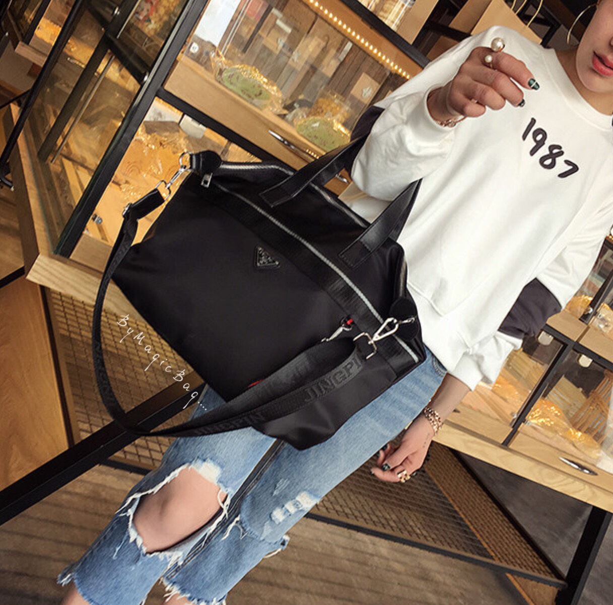 💕Prada💕 ใครกำลังมองหากระเป๋าใบใหญ่ ใส่ของเดินทางไปต่างจังหวัดได้ ขอแนะนำใบนี้เลยค่า เข้ากระแสมาก จุของได้เยอะสุดๆ งานติดโลโก้ ดูแพงมากๆ งานสวยผ้าไนล่อนอย่างหนา ดูมีราคาไม่ไก่กานะคะ สกรีนด้านหน้า อย่างดี สีไม่หลุดลอกง่าย น้ำหนักกระเป๋าเบา ใ