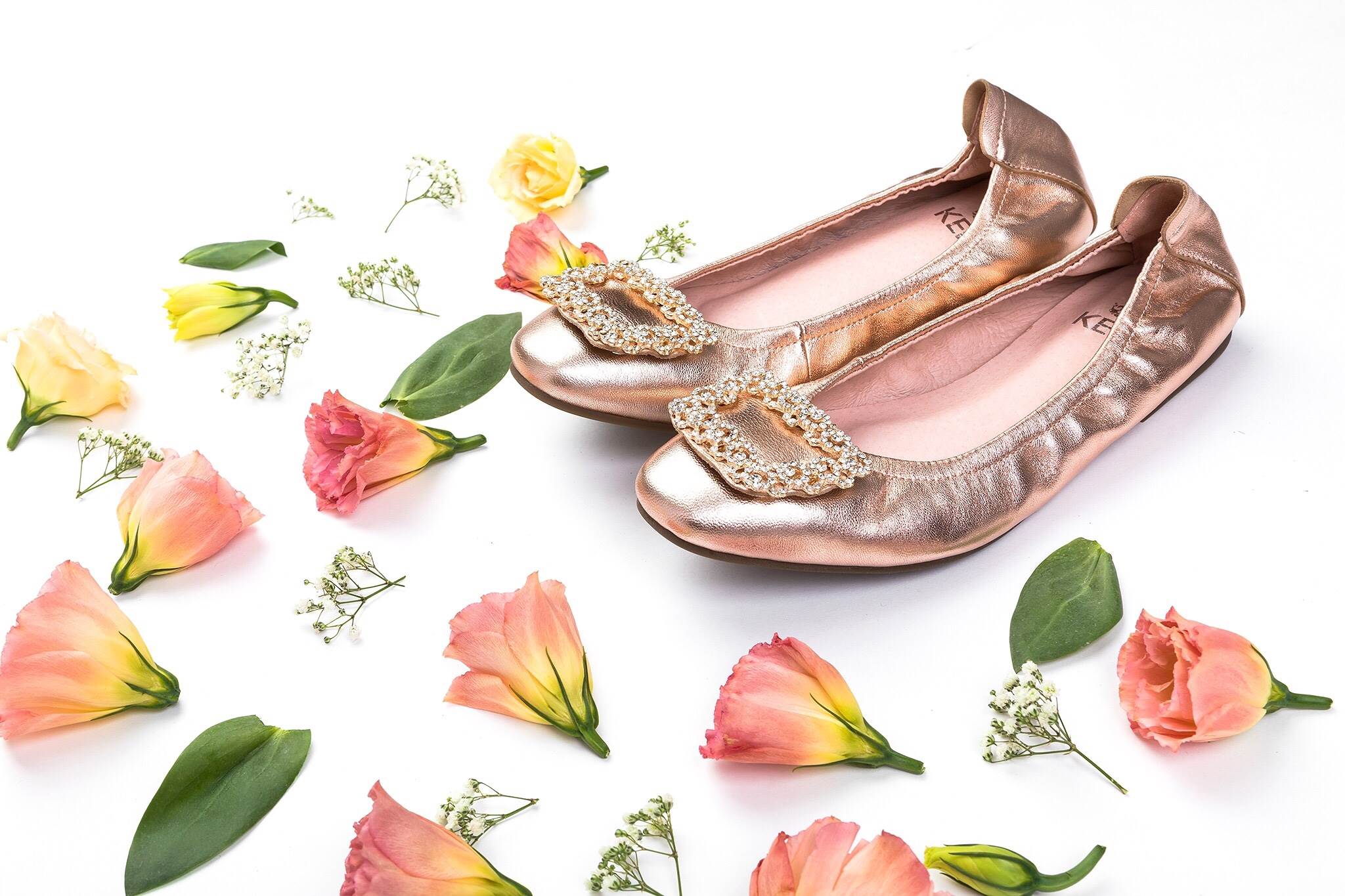 New In กับรองเท้า KEEP รุ่น BALELA FLAT SHOES ดีเทลรองเท้า = รองเท้า หนังแกะแท้ทั้งคู่ ( ด้านนอก และ ซับในด้านใน ) ผิวสัมผัสละเอียด ใส่แล้วสบายเท้ามากๆ มากๆค่า =รุ่นนี้ หน้าเท้ากระชับเก็บรูปเท้า เน้นช่วงเท้าเรียวขึ้น = พื้นรองเท้า เสริมแผ่นรองเท้า หนา - น