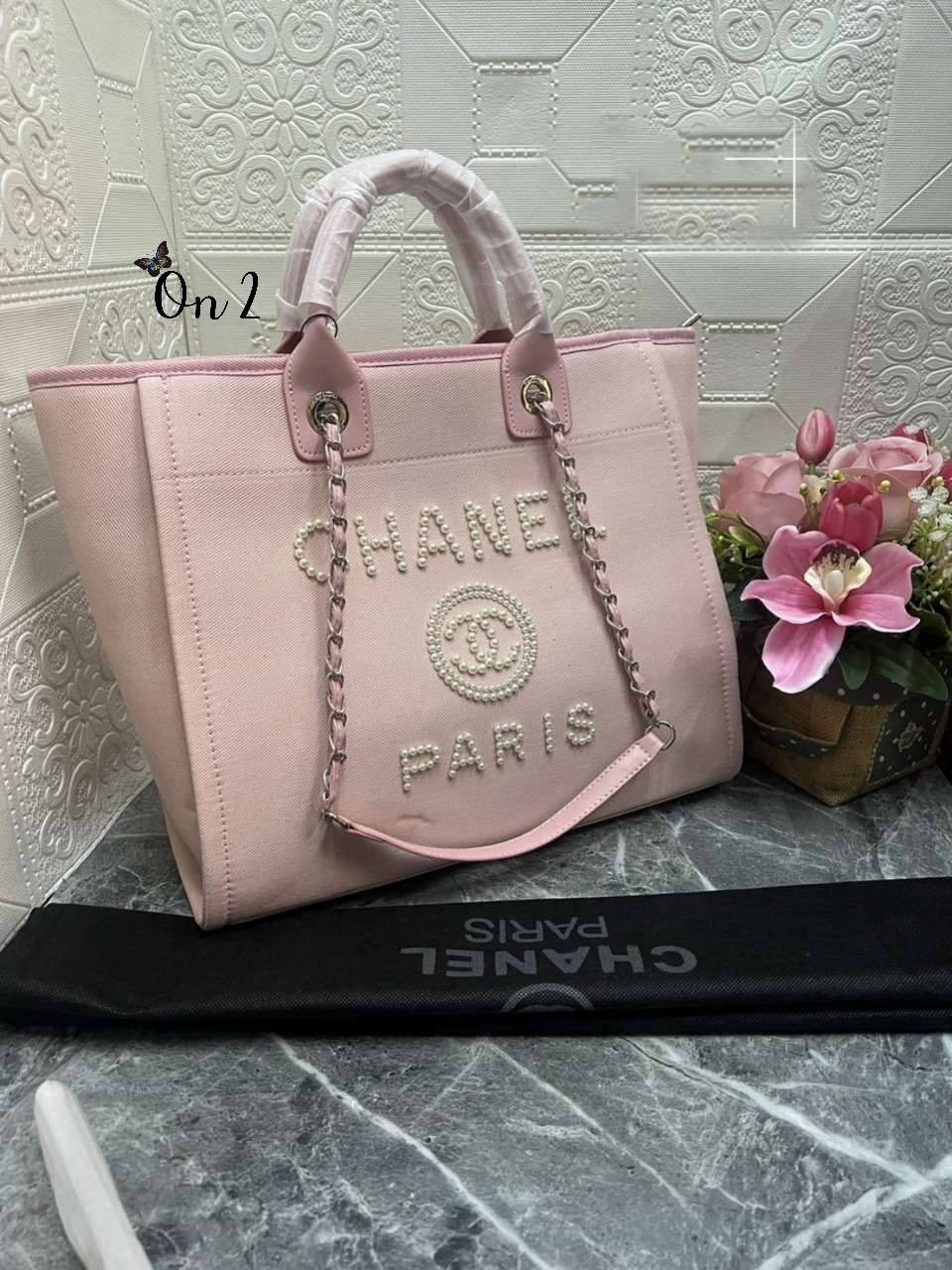 CHANEL Maxi Shopping with Pearl logo / CHANEL DEAUVILLE TOTE / Chanel tote bag หน้าโลโก้ติดหมุดแน่นๆ กระเป๋าทรงโท้ทใบใหญ่ผ้าแคนวาส งานปักหมุดสวยหรูใบใหญ่สไตล์เซเลปค่ะ