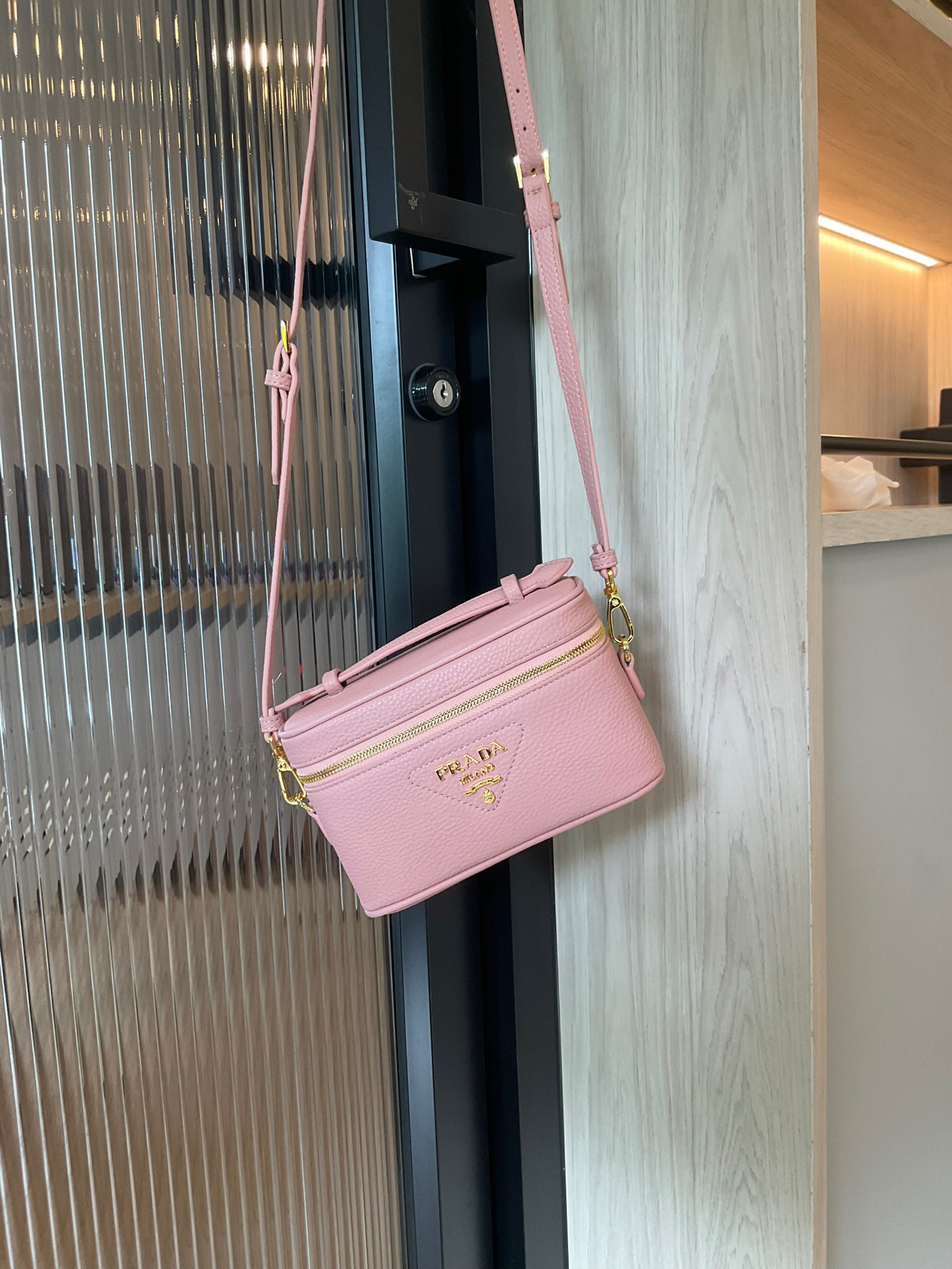 PRADA BOX BAG รุ่นใหม่จากแบรนด์ Prada กับทรง Mini Box ขนาดกำลังดี อยู่ทรงสวยมากกกก อะไหล่ทองทั้งใบ และยังมาพร้อมสายสะพาย