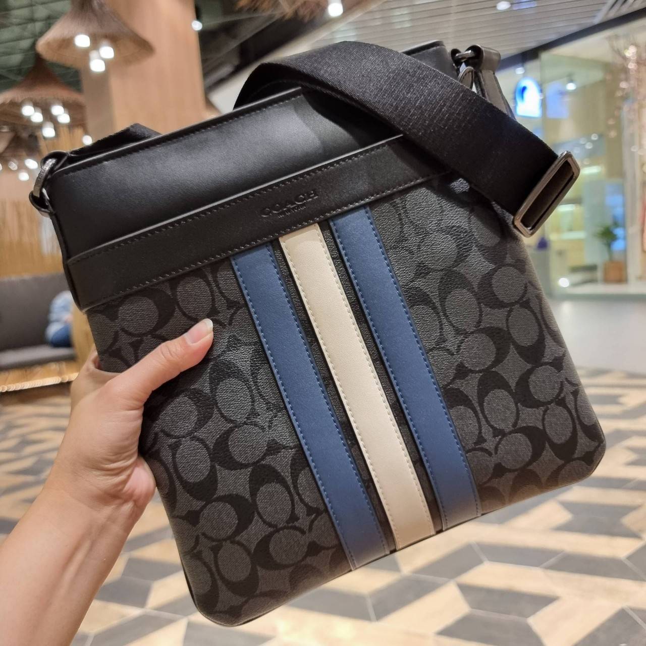 COACH F26068 CHARLES CROSSBODY IN SIGNATURE CANVAS WITH VARSITY STRIPE อีกหนึ่งรุ่นสุดฮิตเอาใจหนุ่มๆ กับดีไซน์แถบสีโดดเด่น กระเป๋าสะพายข้างทรงคลาสสิค ขายดี ไอเท็มทีเด็ด วัสดุหนังแคนวาสเคลือบลายสลับหนังแท้ เปิด-ปิดด้วยซิป และมีช่องแยกแบ่งสัดส่วนด้านหน้ากระ
