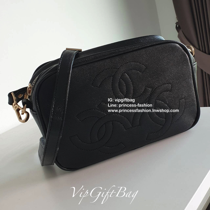 CHANEL VIP GIFT BAG รุ่น CAVIER CROSSBODY กระเป๋าของสมนาคุณ จากพรีเมี่ยมกิ้ฟแบรนด์ดังอย่าง CHANEL วัสดุหนังสังเคราะห์ ลายคาเวียร์สุดหรูเต็มใบ #เล่นแสงสวยมาก ด้านในเปิดปิดด้วยซิปCC อะไหล่ทอง มีช่องซิปแยกอีกหนึ่งช่อง สามารถใส่กระเป๋าสตางค์ใบยาว ของจุกจิกได้