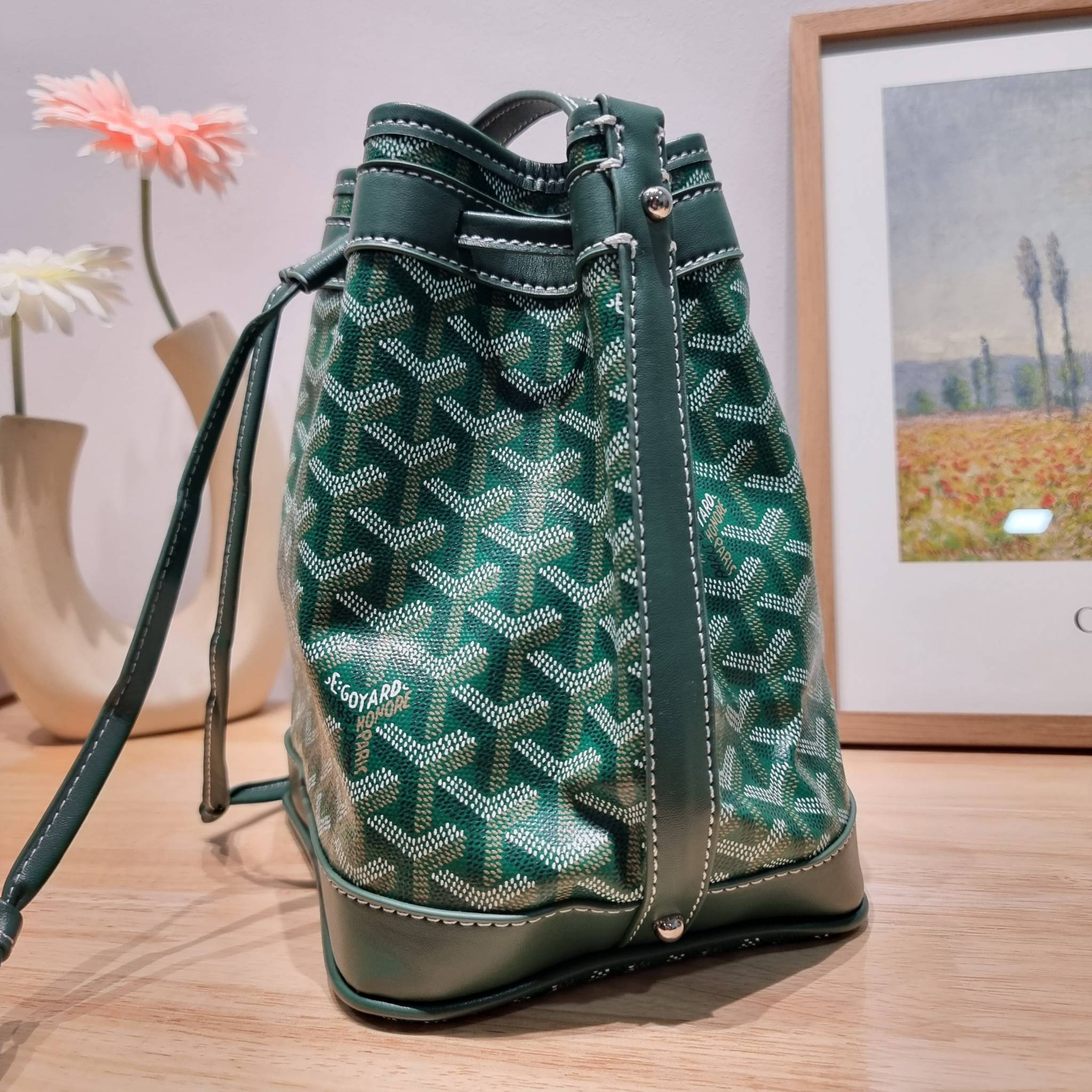 GOYARD PETITE FLOT BUCKET BAG กระเป๋าสะพายทรงบัคเก็ต ที่ดีไซน์สะดวกต่อชีวิตมาก รูปทรงคลาสสิค ดีไซน์เป็นเอกลักษณ์ สดใสทุกสี ดูผู้ดีในตัว วัสดุหนังแคนวาสพิมพ์ลายสวยคม ปากกระเป๋ารูดเปิด-ปิดได้ตามชอบ ภายในเป็นช่องโล่ง ใส่กระเป๋าสตางค์ มือถือ ได้ครบถ้วน มาพร้อ