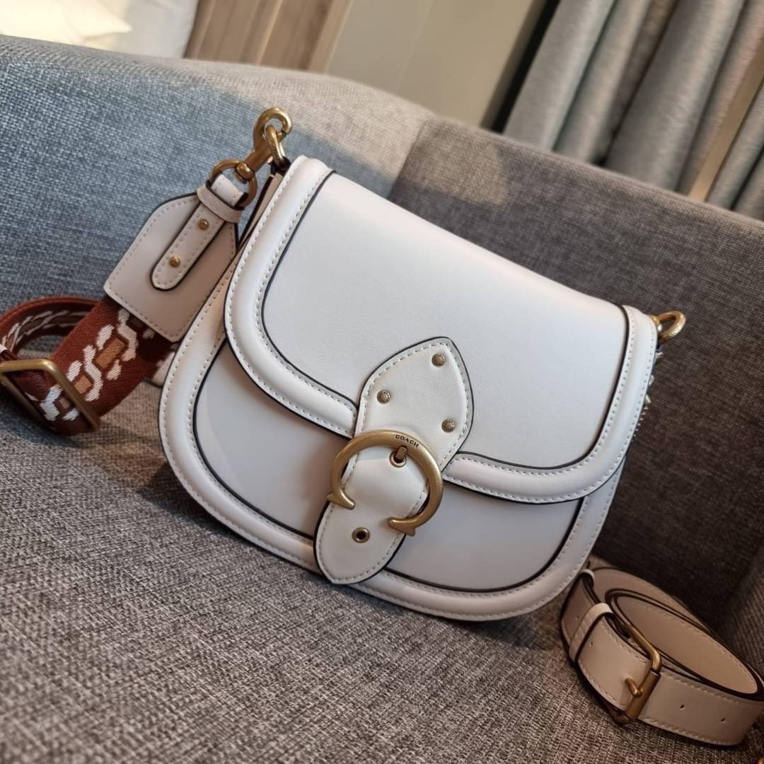 COACH C0749 BEAT SADDLE BAG The best item! ที่สาวๆรอคอย! ฮอตไฟลุก! สีหายาก ละมุนคุณหนู คอลเลคชั่นใหม่ ดีไซน์หรูหรา พิเศษมากๆมาพร้อมสายสะพาย 2 เส้น ใช้คู่กันหรือแยกสะพายก็สวยครบสูตร กระเป๋าสะพายทรง saddle คลาสสิค วัสดุหนัง glove-tanned ทนทาน เปิด-ปิดด้วยกร