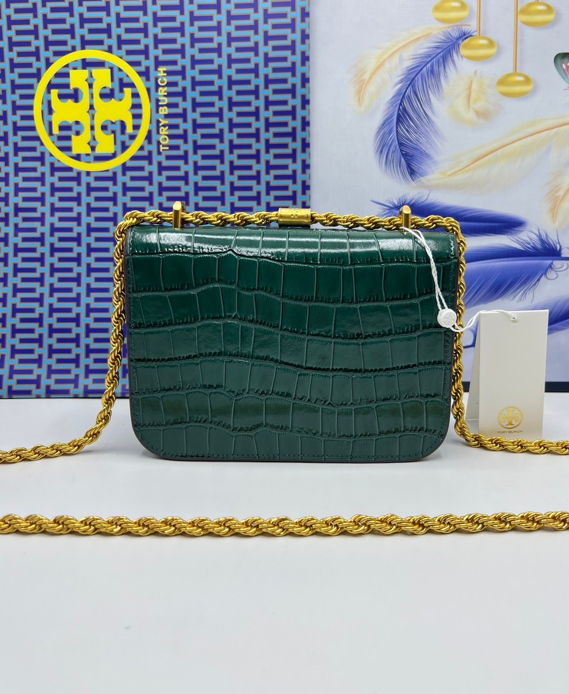 6 สี Tory Burch Croc Eleanor Small Bag / TORY BURCH ELEANOR CROC EMBOSSED LEATHER กระเป๋าสะพายหนังพิมพ์ลายจระเข้ ดีไซน์หรูหรา โด่นเด่นด้วยโลโก้แบรนด์อะไหล่ด้านหน้า และสายสะพายโลหะสีทอง
