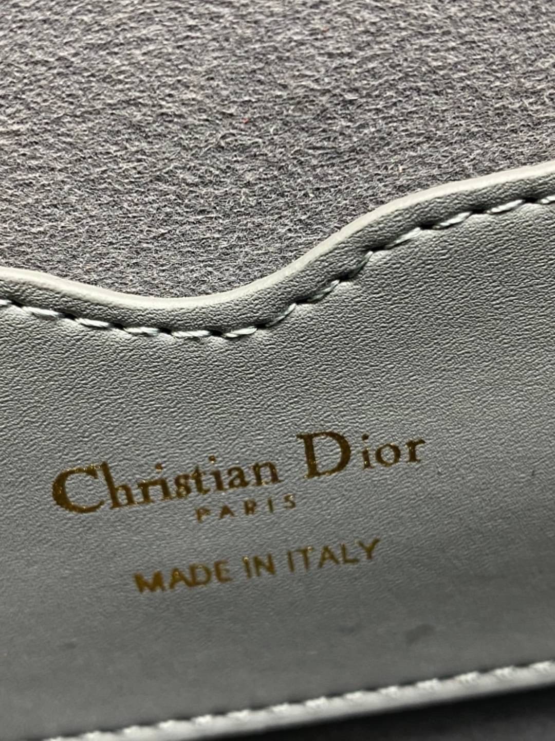 Dior Bobby Medium Bag กระเป๋าสะพายทรงโฮโบรุ่นยอดนิยม คลาสสิคสุดหรู ด้วยสัดส่วนที่กลมกลืนลงตัวอย่างสวยงาม เกรดท็อปออริ ใช้งานต่างประเทศได้