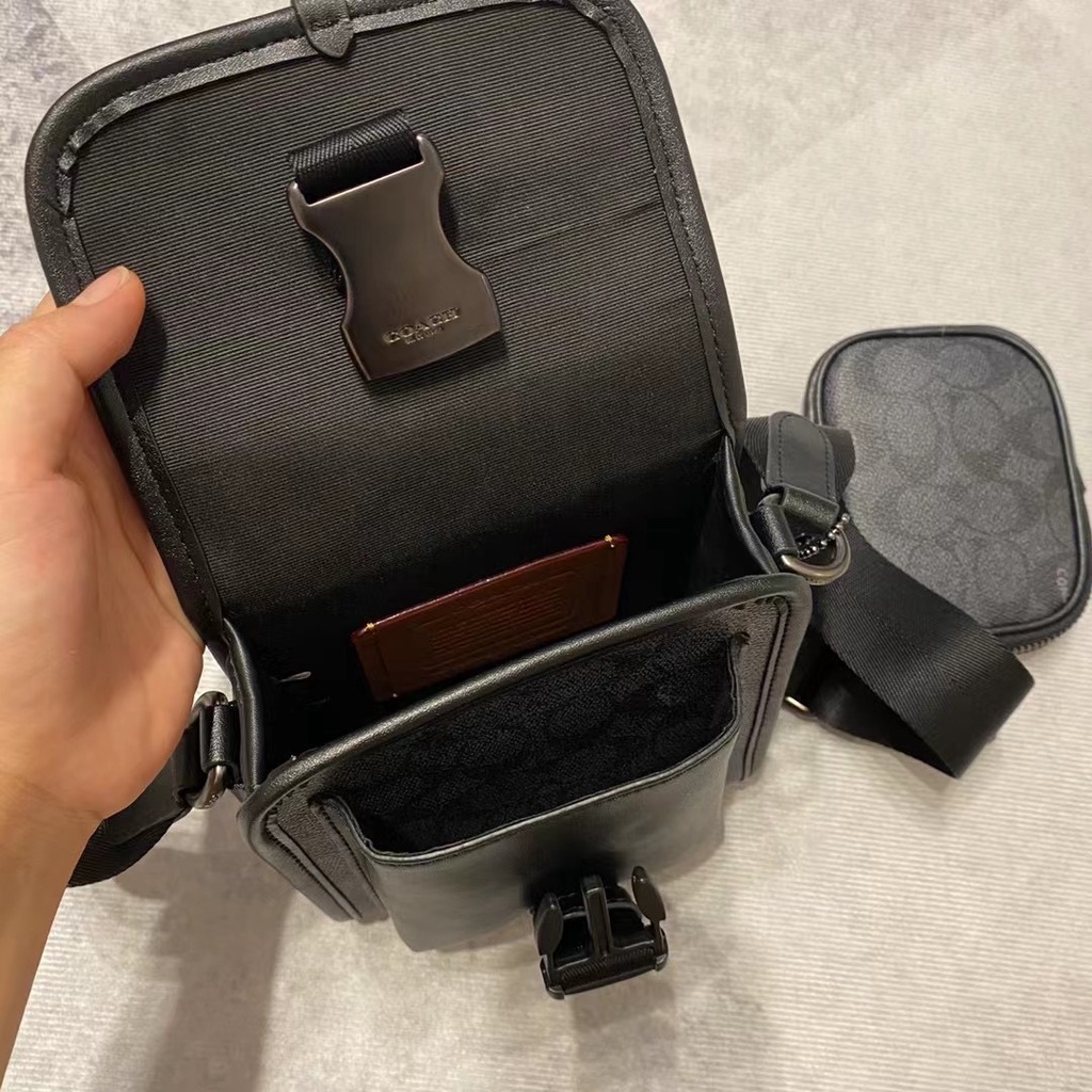 Coach C2600 Classic Logo Canvas Charter / COACH CHARTER NORTH/SOUTH CROSSBODY WITH HYBRID POUCH IN SIGNATURE CANVAS กลับมาเอาใจหนุ่มๆกันอีกครั้ง!! หล่อได้ไม่ซ้ำใคร กับไอเท็มสุดหรู กระเป๋าสะพายข้างรุ่นนี้ ดีไซน์ทรงกล่อง เรียบหรู วัสดุหนังแคนวาสสลับหนังแท้ 