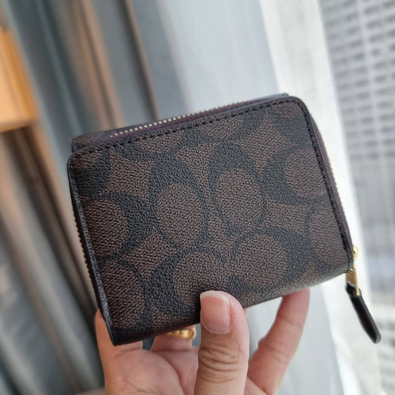 OUTLET 】COACH F41302 SMALL TRIFOLD WALLET IN SIGNATURE CANVAS สวยคลาสสิค พกพาง่าย ใบเล็กน่ารักน่าใช้ ต้องยกให้ใบนี้จ้า 💗💋 ตอบโจทย์คนชอบพกน้อยที่สุด!! กระเป๋าสตางค์ใบสั้นหนังแคนวาสเคลือบคุณภาพดี ภายในเป็นหนังแท้ ใส่บัตร ใส่ธนบัตรได้ทุกชนิด 