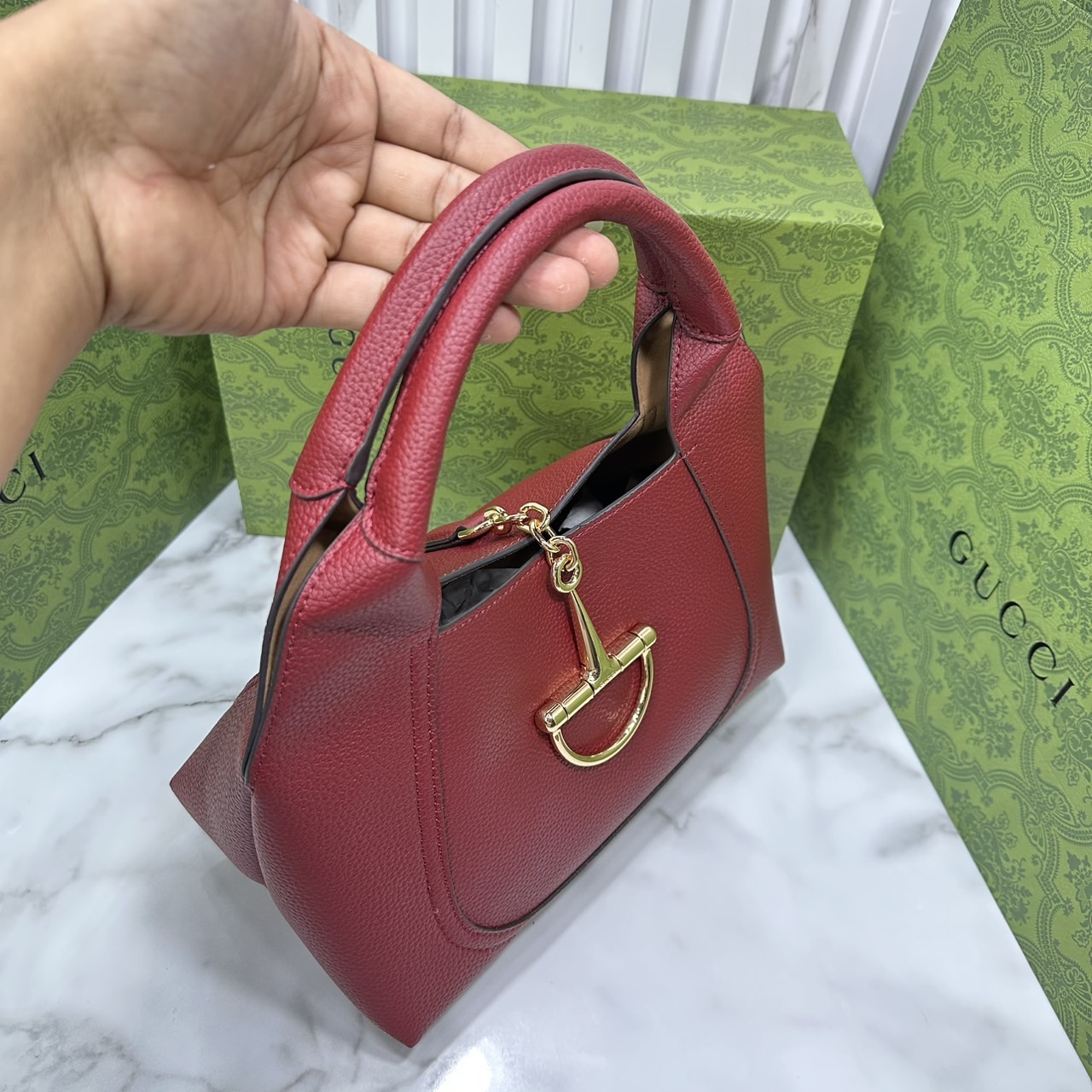 หนังแท้ | Gucci Softbit medium top handle bag โฉมใหม่ล่าสุด กับกระเป๋าสะพายรูปทรงใหม่เรียบหรูด้วยหนังลายเกรน ตกแต่งอะไหล่ Horsebit ครึ่งรูปขนาดใหญ่ด้านหน้าสวยหรูโดดเด่น สวยผู้ดี ดารา เซเลปใช้กันเพียบ