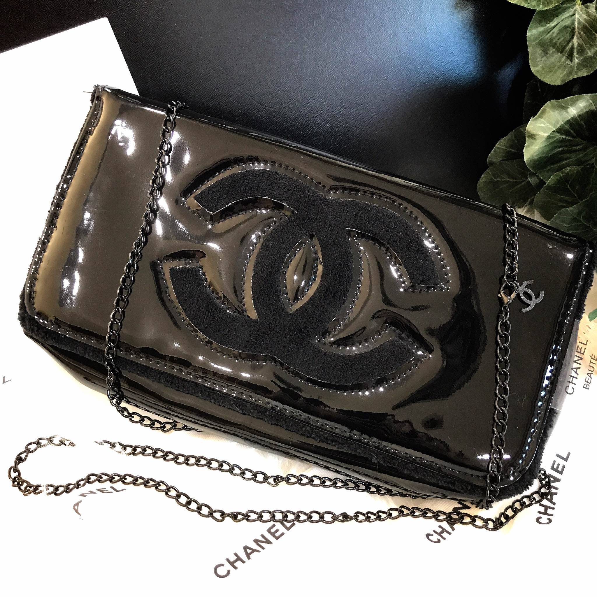 Best sellerแห่งปี! ต้องกดเลิฟให้ใบนี้เลย กระเป๋าclutch & shoulder bag สี Classy black งานพรีเมี่ยมกิ้ฟ จากเคาเตอร์ต่างประเทศ จากแบรนด์ Chanel เป็นกระเป๋าหนังแก้วเงา สวยหรู ตามแบบฉบับของแบรนด์เลย ตัวกระเป๋าขนาดกำลังดี ใส่มือถือได้ทุกรุ่น สามารถเก็บสายถือเป