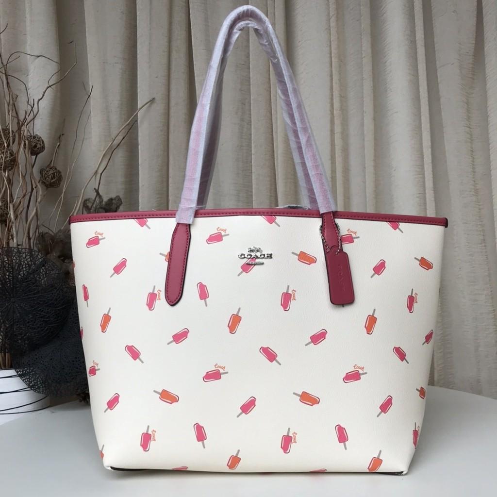OUTLET 】COACH C4119 CITY TOTE WITH APPLE PRINT COACH CITY TOTE WITH POPSICLE PRINT C4277 แจกความน่ารักสดใส ด้วย 2 รุ่น กับเหล่าแอปเปิ้ลเขียวที่ยกมาทั้งสวน!! และลวดลายไอศครีมโทนชมพูแสนหวาน ดีไซน์ดึงดูดความสนใจได้ดีเลยทีเดียว กระเป๋าทรงช็อปปิ้งใบใหญ่ ที่จุย