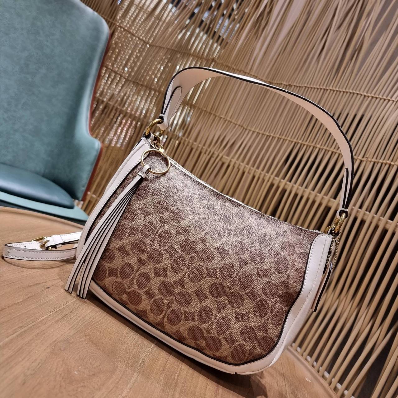 COACH 52577 SUTTON CROSSBODY IN SIGNATURE CANVAS กระเป๋าสะพายไหล่ สวยคลาสสิค สไตล์วินเทจ ใบใหญ่จุใจ วัสดุหนังแคนวาสเคลือบลาย สายคล้องไหล่ในตัว ภายในโล่งกว้าง จุของได้เยอะแน่นๆ มาพร้อมสายสะพาย crossbody ที่จะถอดออก หรือจะสะพายก็เก๋ สวยโดดเด่นแน่นอน พร้อมเส