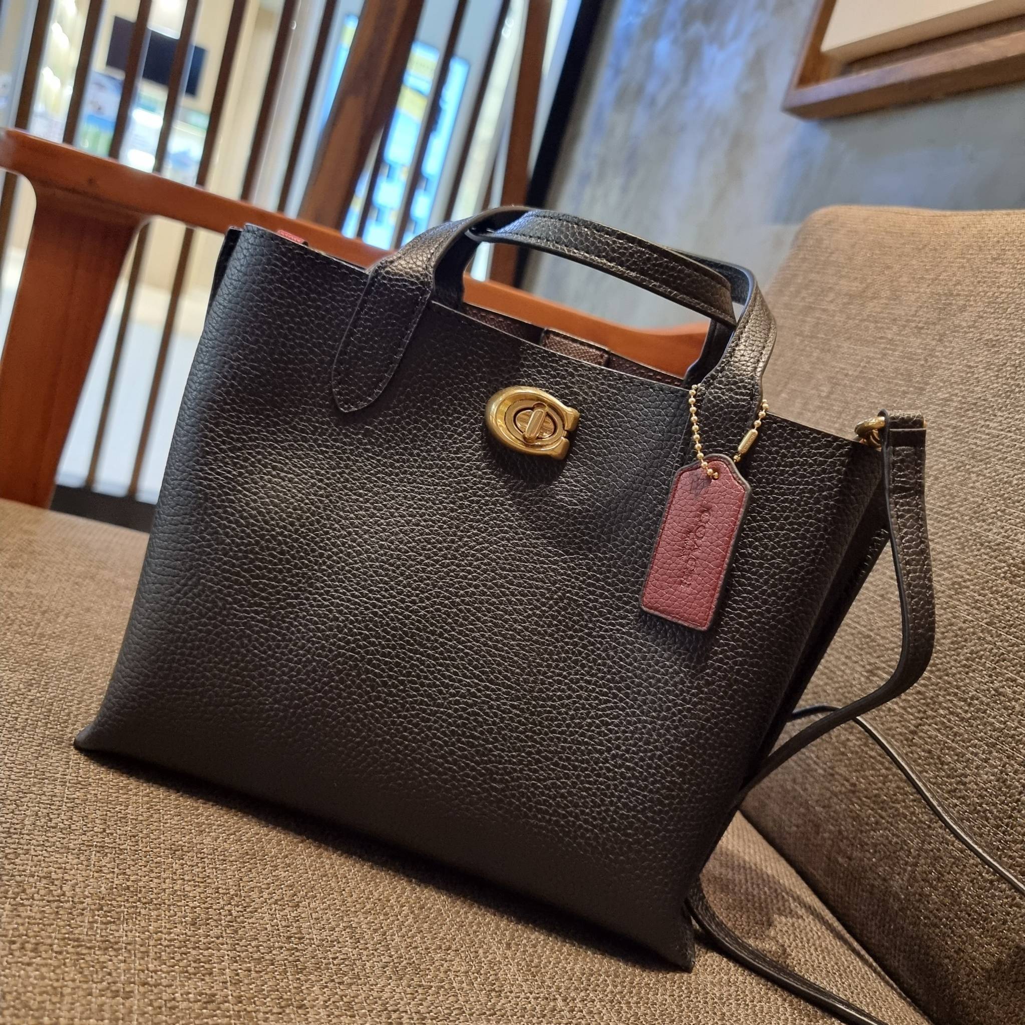 COACH C8561 C8869 WILLOW TOTE 24 IN COLOR BLOCK น้องสาวลุคลูกคุณมาแล้วจ้า กระเป๋าถือ/สะพาย ดีไซน์คัลเลอร์บล็อค ลงตัว เรียบหรู ใบจริงคือผู้ดี๊ผู้ดี ใช่ได้ทุกๆโอกาส วัสดุหนัง pepble อยู่ทรง เปิดปิดด้วยตัวบิดล็อค และอีกฝั่งเป็นกระดุมแม่เหล็ก ภายในโล่งกว้าง ใ