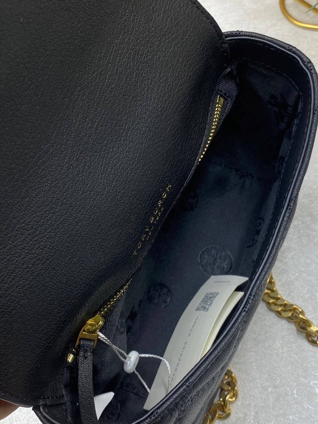 Tory Burch Willa Mini Top Handle Bag พร้อมส่งที่ไทย ใบจริงคือสวยสุดดไปเลยค่าา! กระเป๋าสะพายข้างหรือหิ้วก็เก๋ไปอีกเลยค่ะ! หนังอย่างดี ลายนวมนิ่มมือดีมากค่ะ ด้านหน้ามีอะไหล่โลโก้แบรนด์