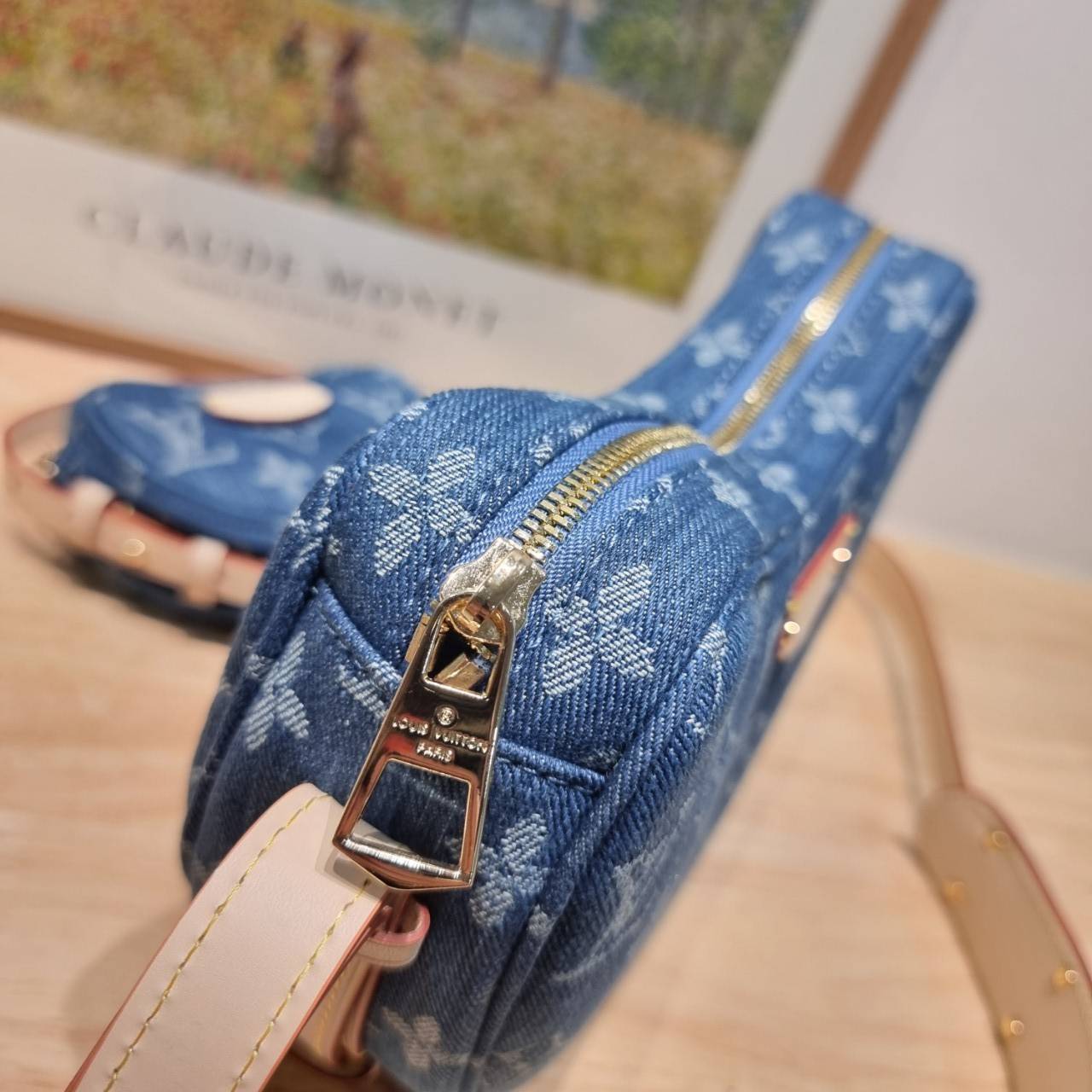 LV croissant denim bag กระเป๋าทรงครัวซองต์ ใหม่ล่าสุด สวยชิค ฉ่ำก่อนใคร ด้วยดีไซน์สุดเก๋แบบทำถึง เพิ่มดีเทลน่าใช้ด้วยใบลูก ที่แยกออกมาใช้ได้