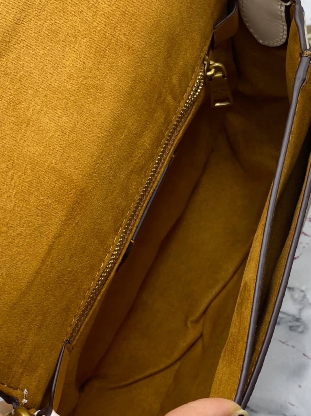 Coach Printed Coated Canvas And Glovetaanned เข้าเพิ่ม 4 แบบ มี 2สาย สายหนังและสายสปอร์ต สุดคุ้มเลยค่าา พร้อมส่งที่ไทยอีกครั้ง ฮอตฮิตไม่เลิกค่ะ ถามหากันเยอะมาก! กระเป๋าสะพายครอสบอดี้ร์ วัสดุหนังแท้ชั้นดีที่สุด! หนังสวย บวกกับอะไหล่แบรนด์ที่ดูเด่นคลาสสิคตร